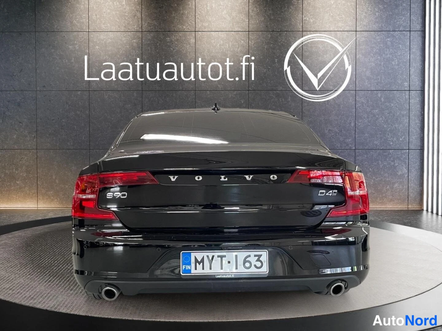 Valkoinen Volvo S90 2017, takaa, kuva 10