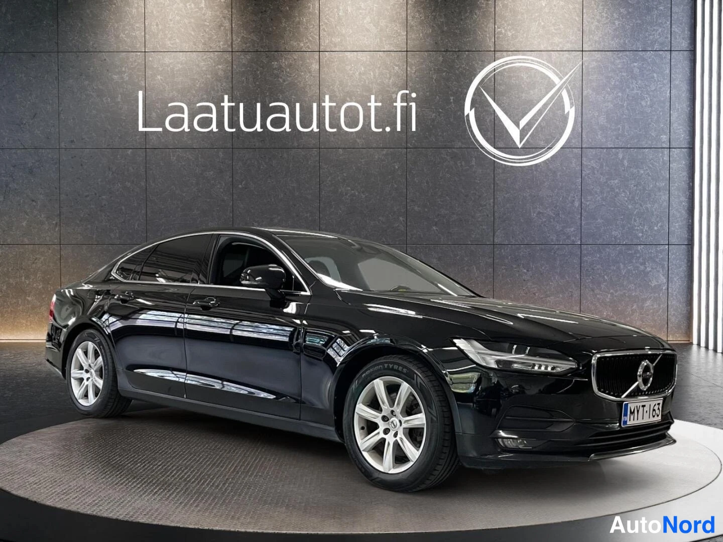 Valkoinen Volvo S90 2017, etuviisto, keula oikealle, kuva 4