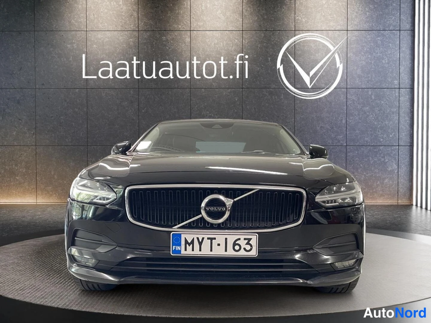 Valkoinen Volvo S90 2017, edestä, kuva 5