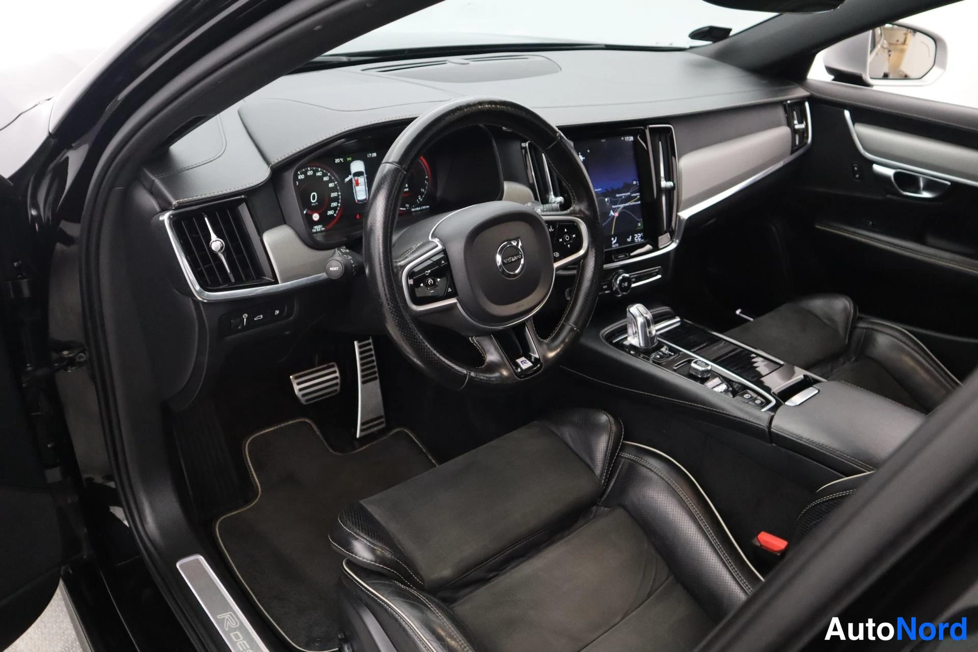 Musta Volvo V90 2019, kuva 16