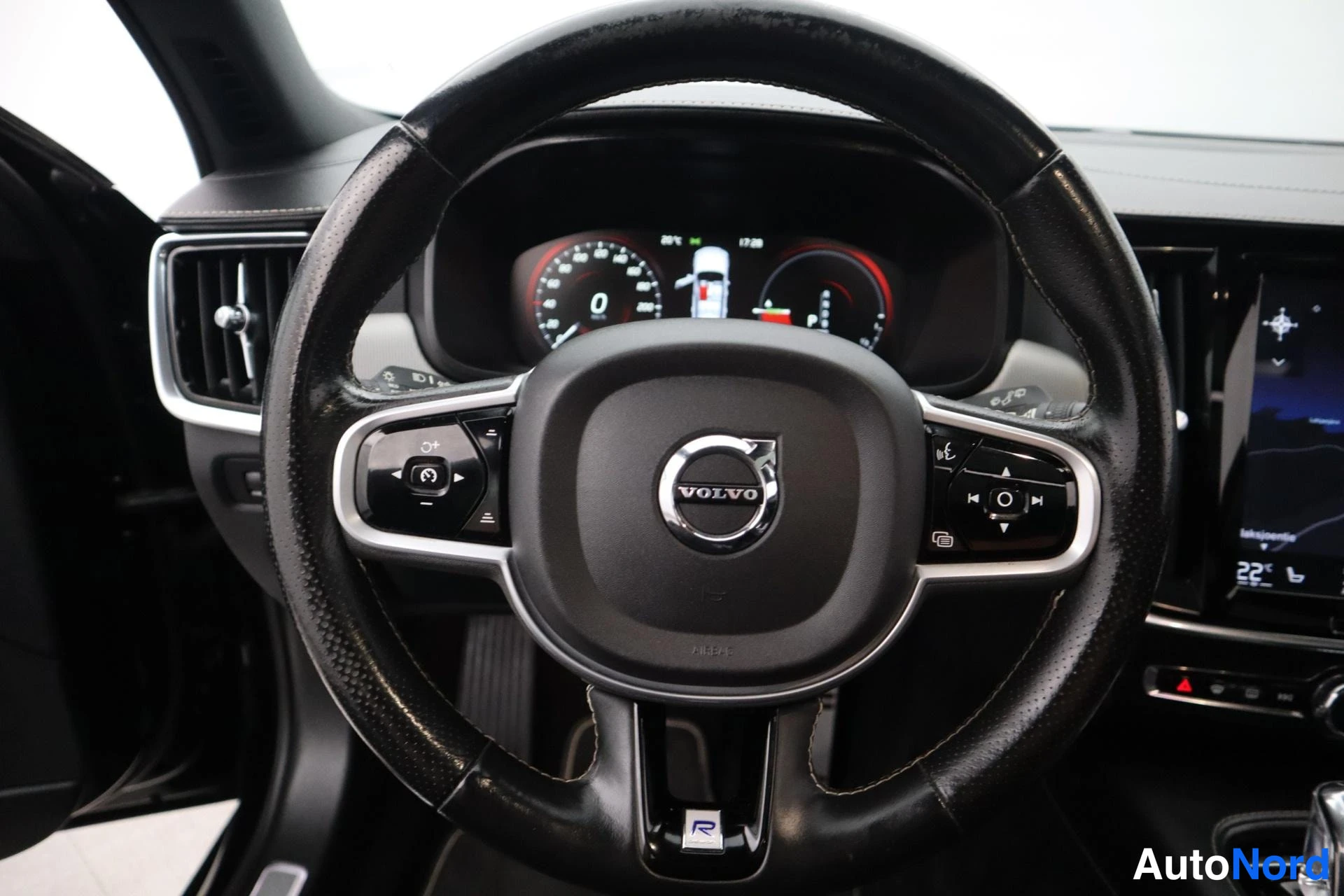 Musta Volvo V90 2019, yksityiskohta, kuva 8