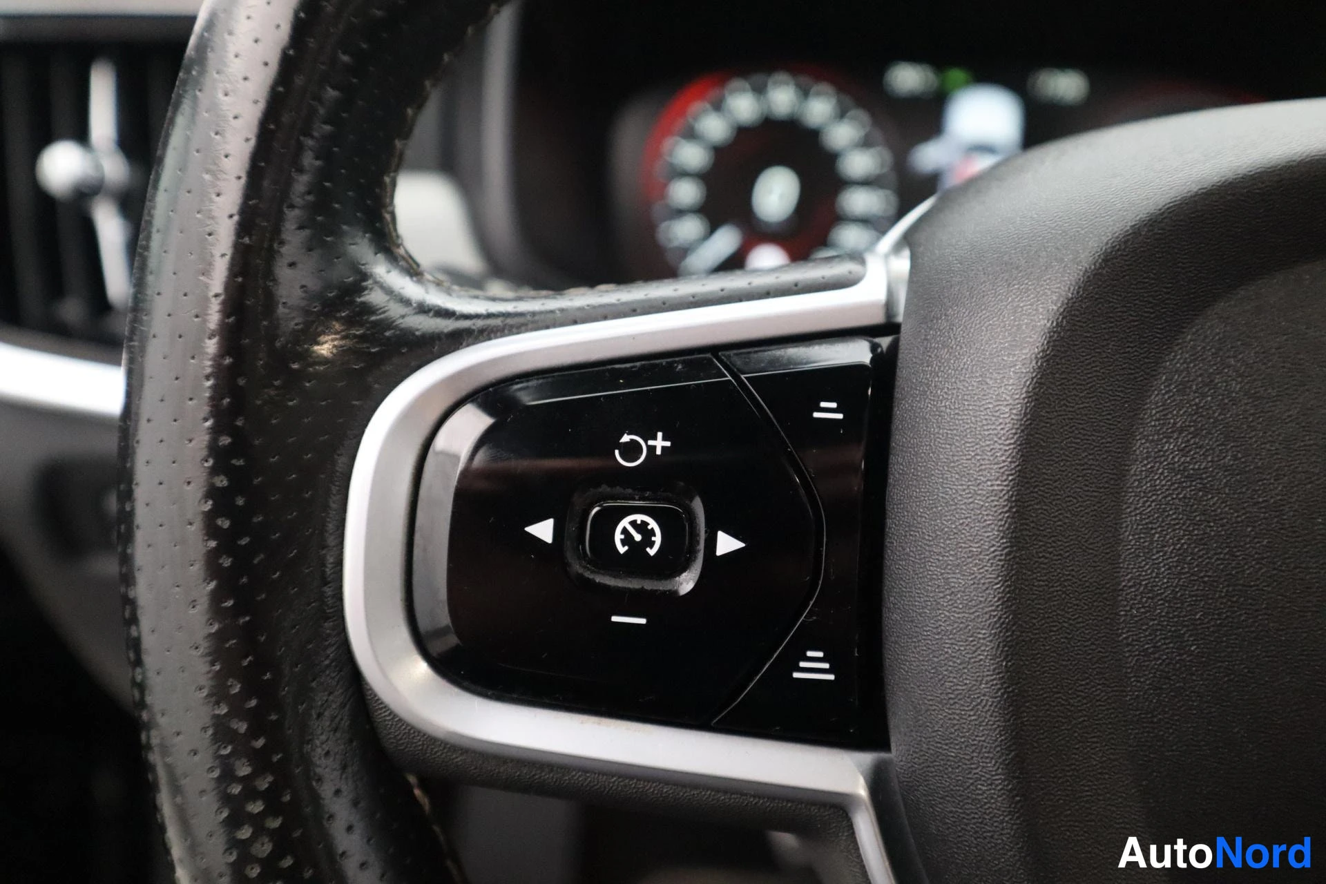 Musta Volvo V90 2019, yksityiskohta, kuva 9