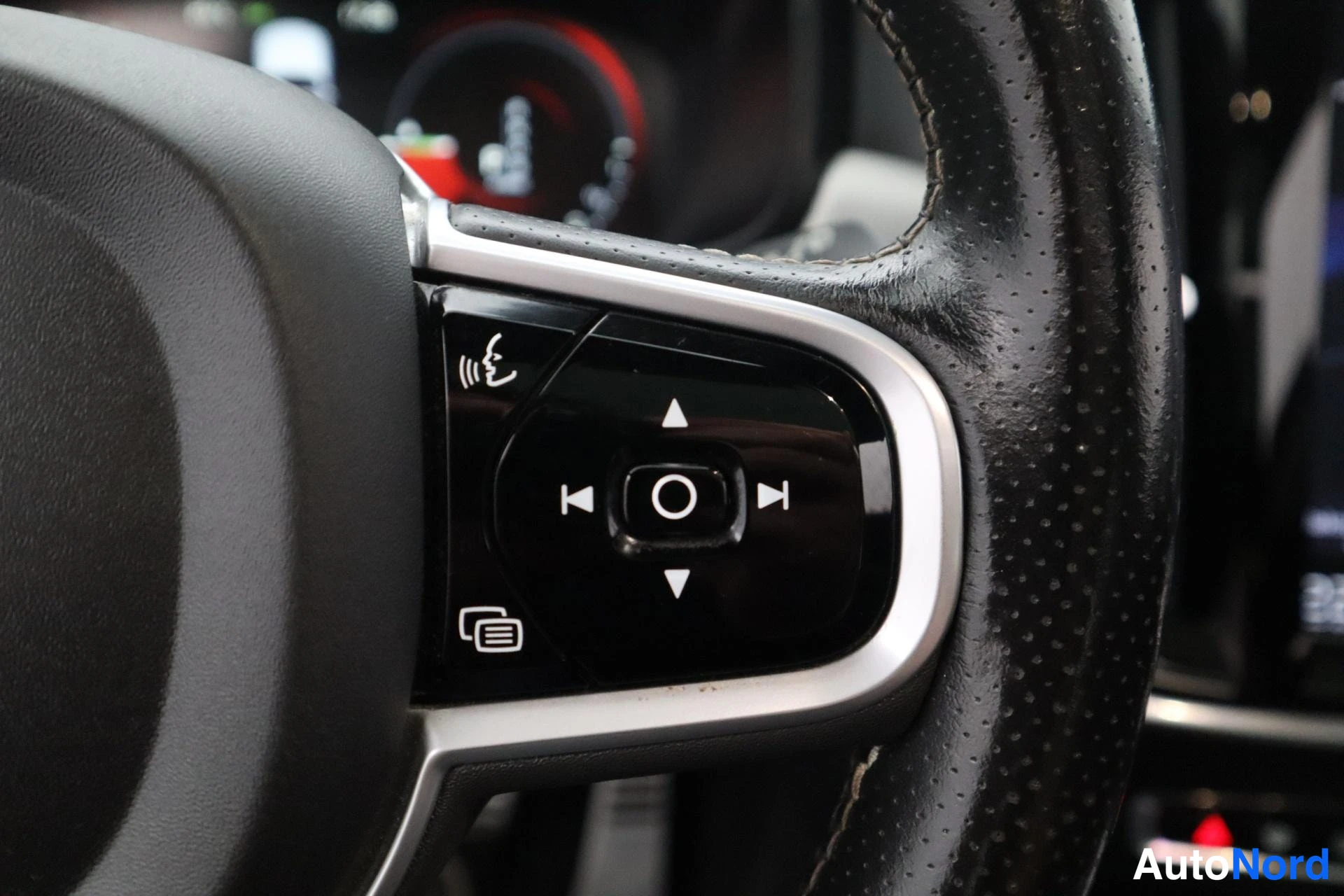 Musta Volvo V90 2019, yksityiskohta, kuva 10
