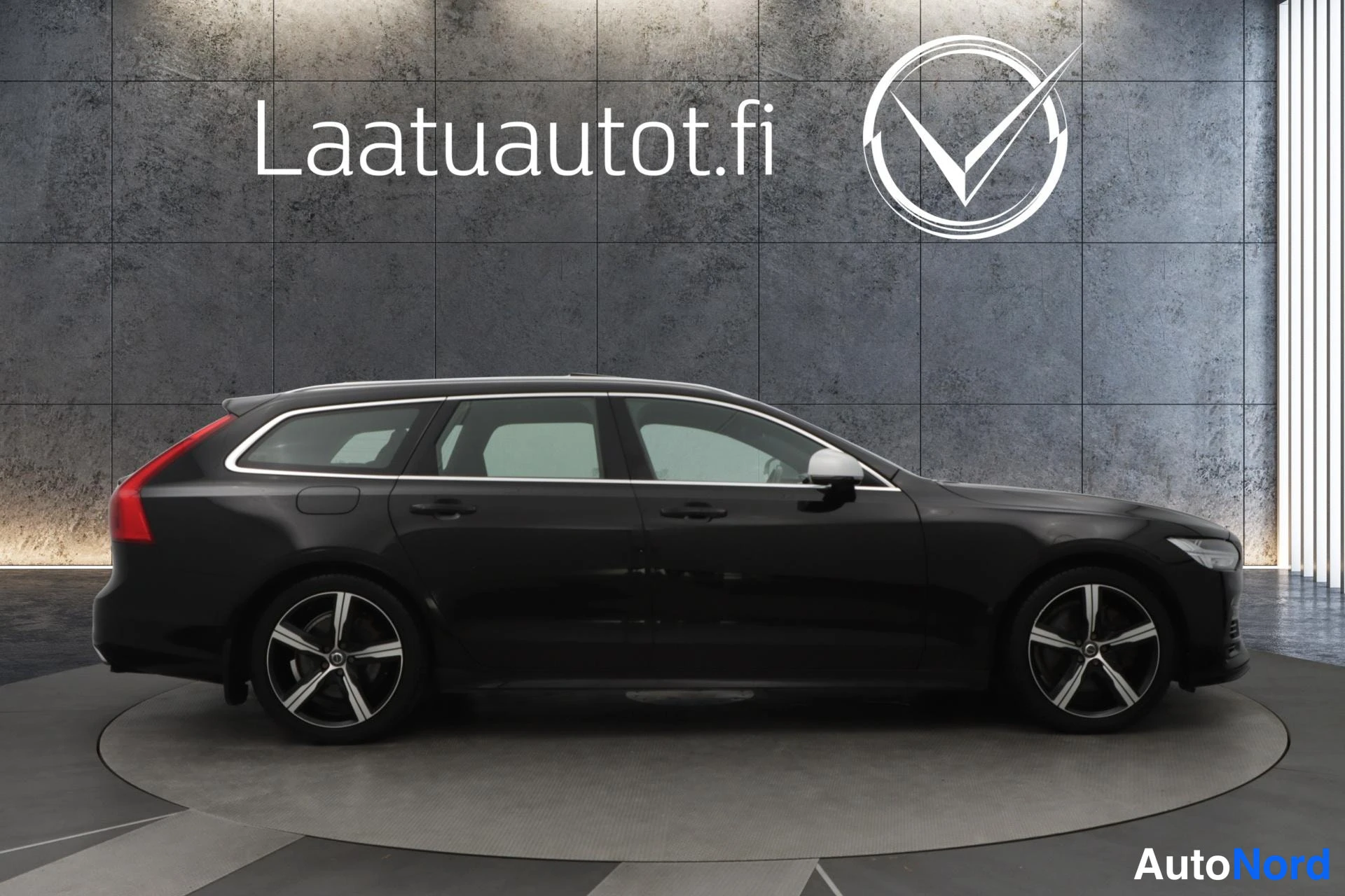 Musta Volvo V90 2019, etuviisto, keula oikealle, kuva 3