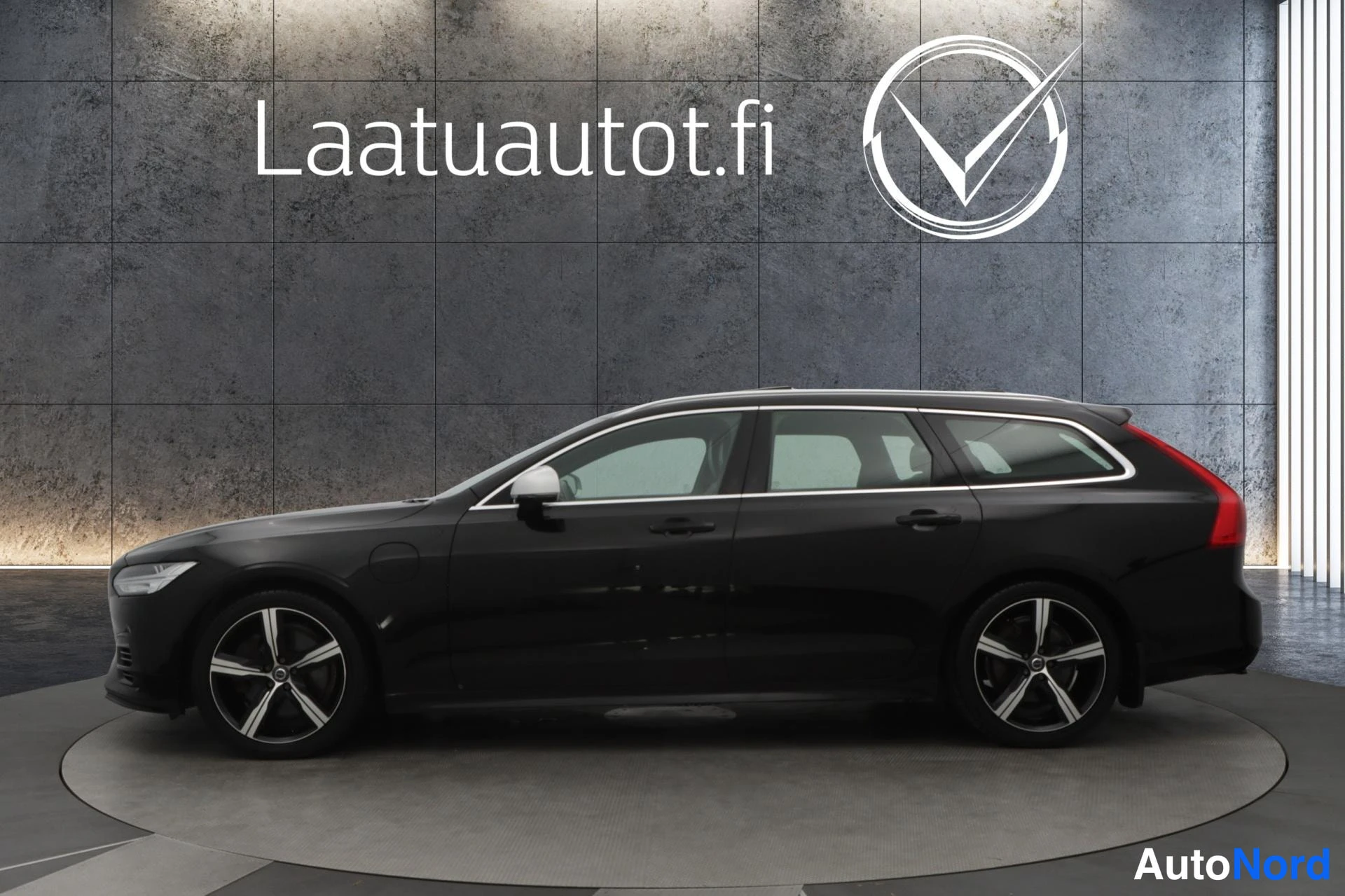 Musta Volvo V90 2019, takaviisto, kuva 5