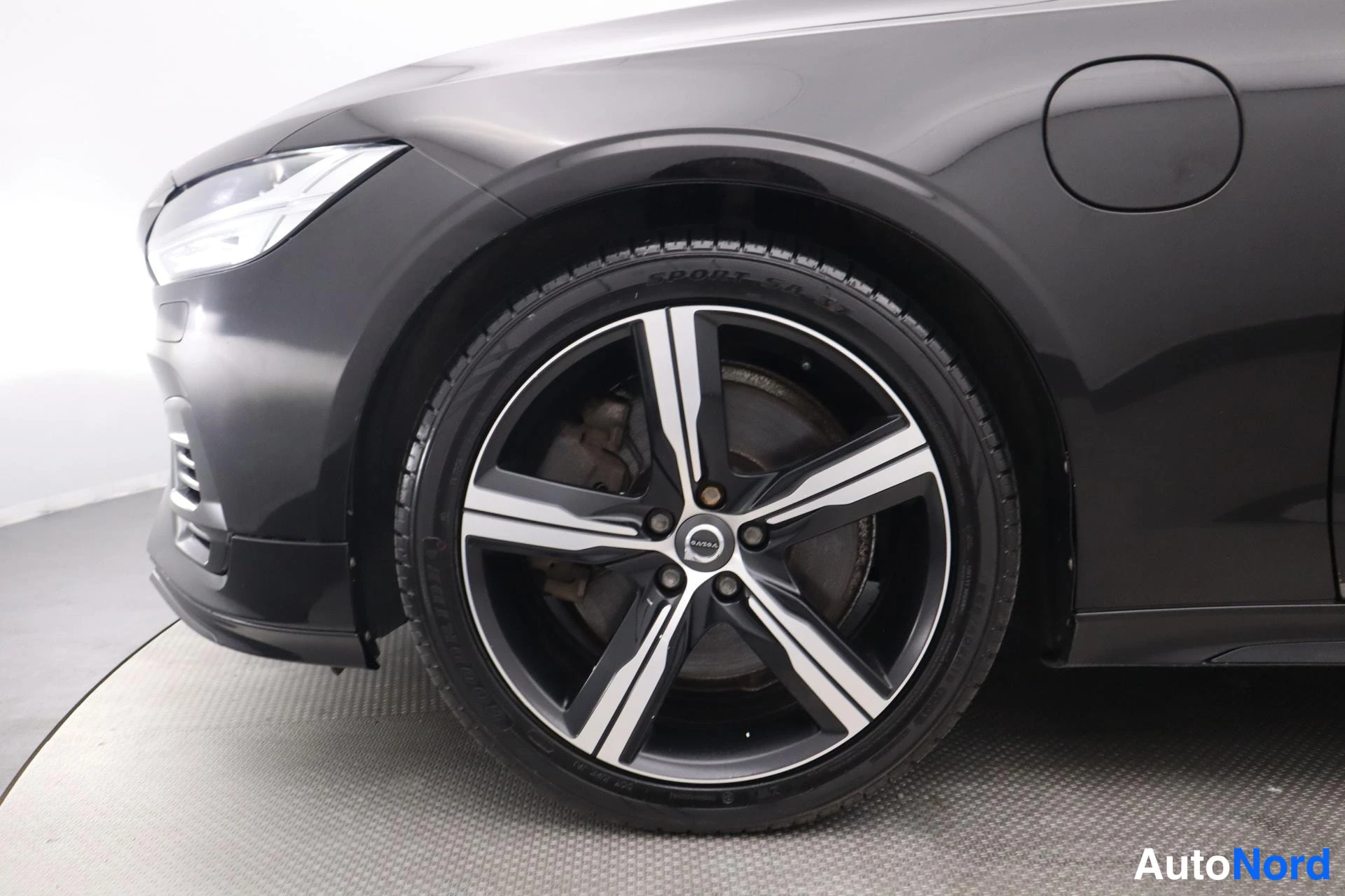 Musta Volvo V90 2019, etuviisto, keula vasemmalle, kuva 2