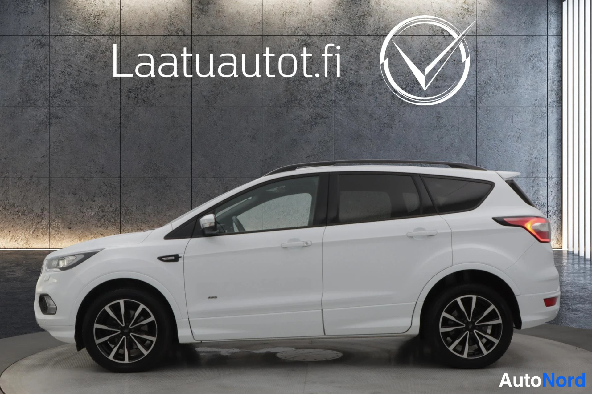 Valkoinen Ford Kuga 2018, etuviisto, keula vasemmalle, kuva 2