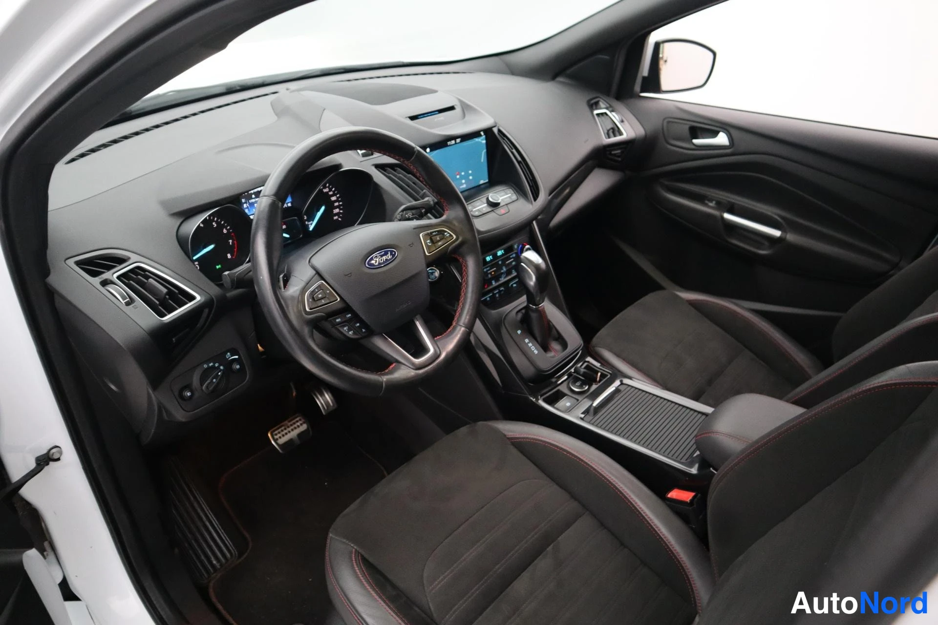 Valkoinen Ford Kuga 2018, kuva 17