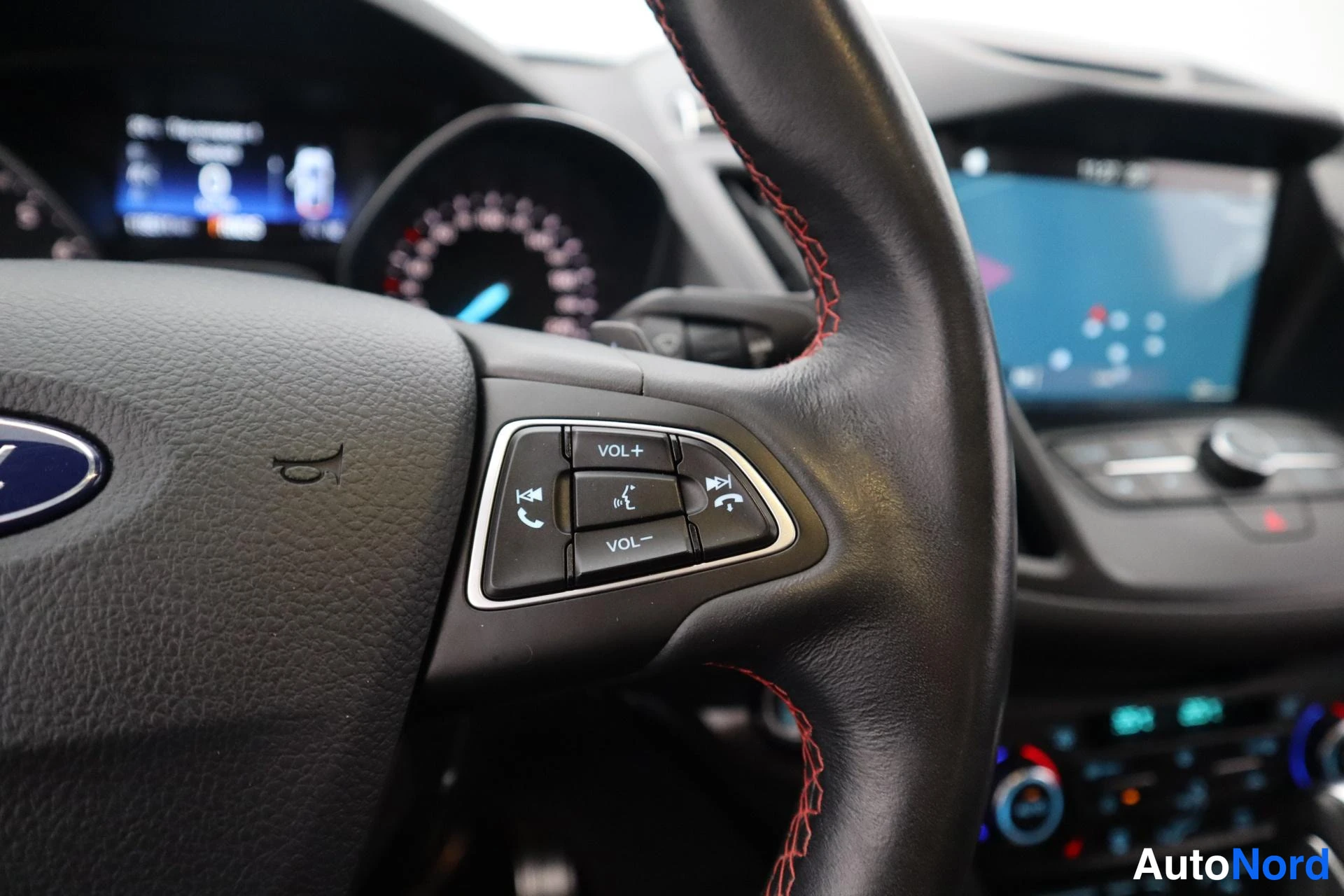 Valkoinen Ford Kuga 2018, kuva 31