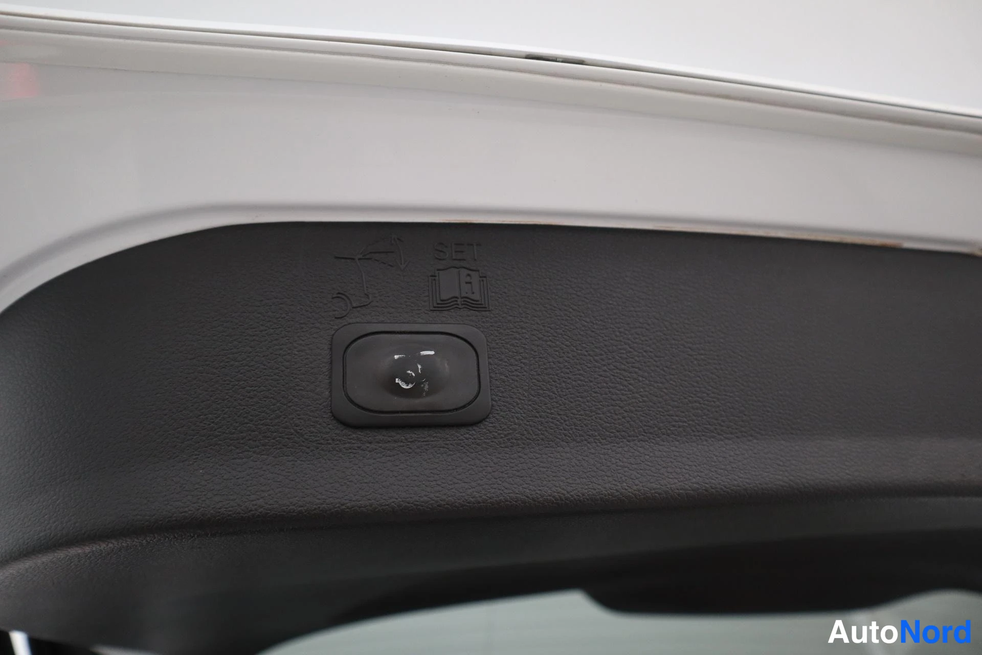Valkoinen Ford Kuga 2018, kuva 12