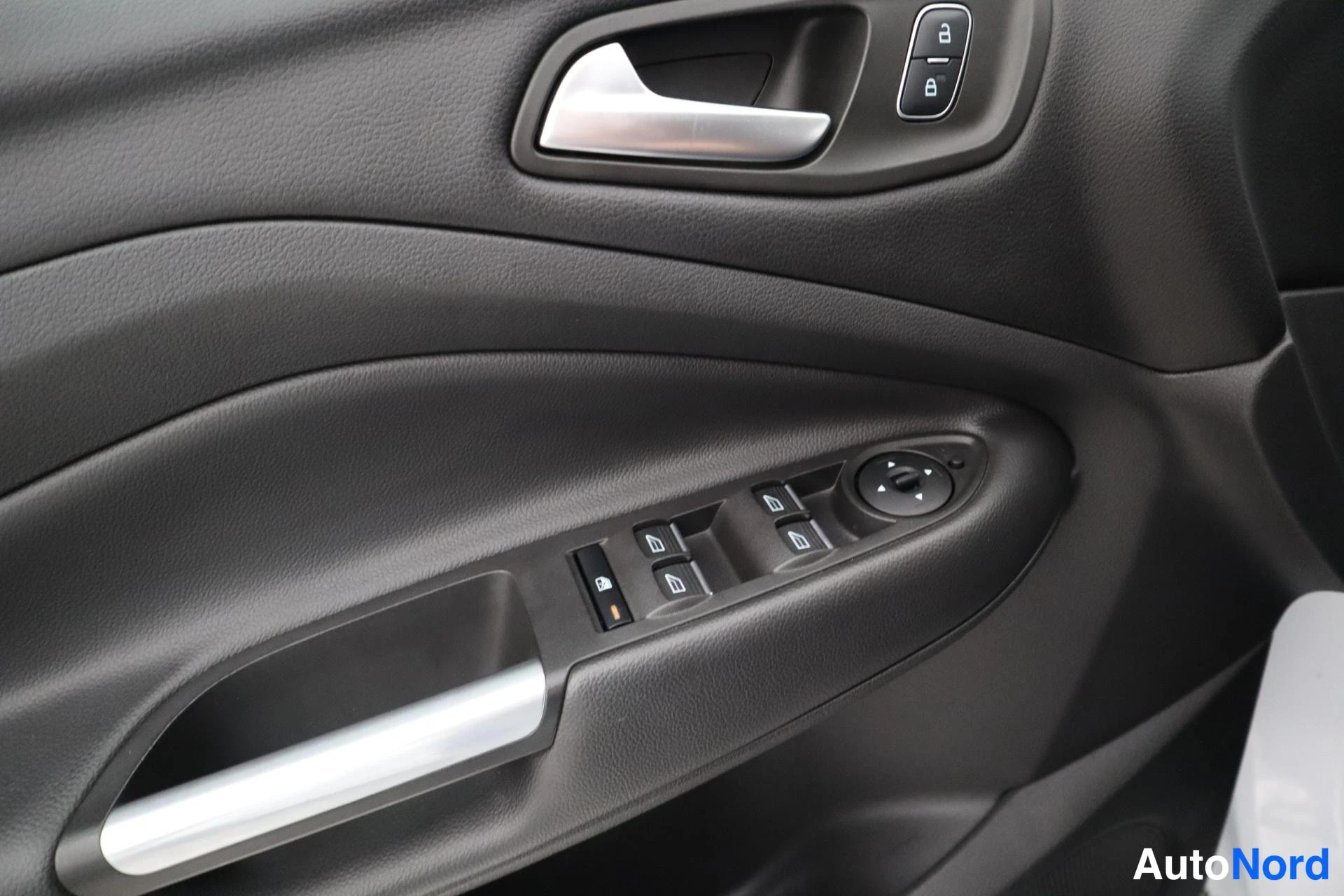 Valkoinen Ford Kuga 2018, kuva 23