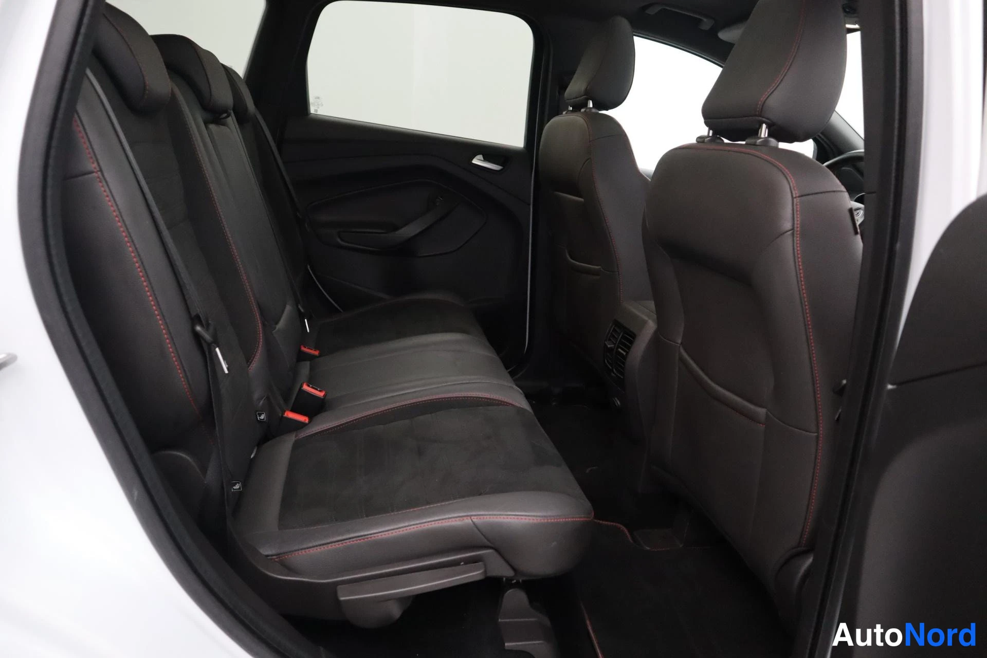 Valkoinen Ford Kuga 2018, takaa, kuva 10