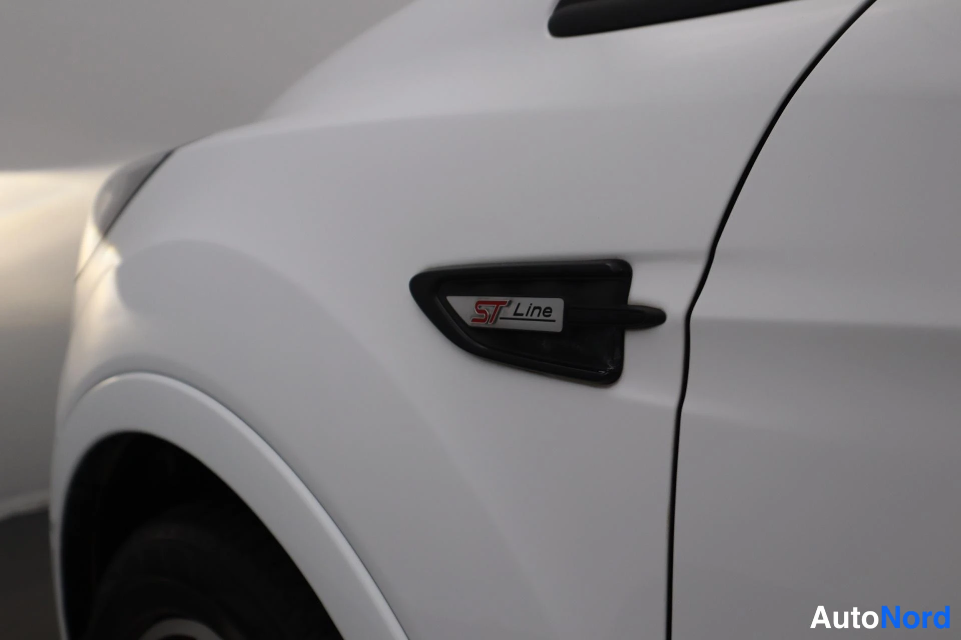 Valkoinen Ford Kuga 2018, sivulta, kuva 6