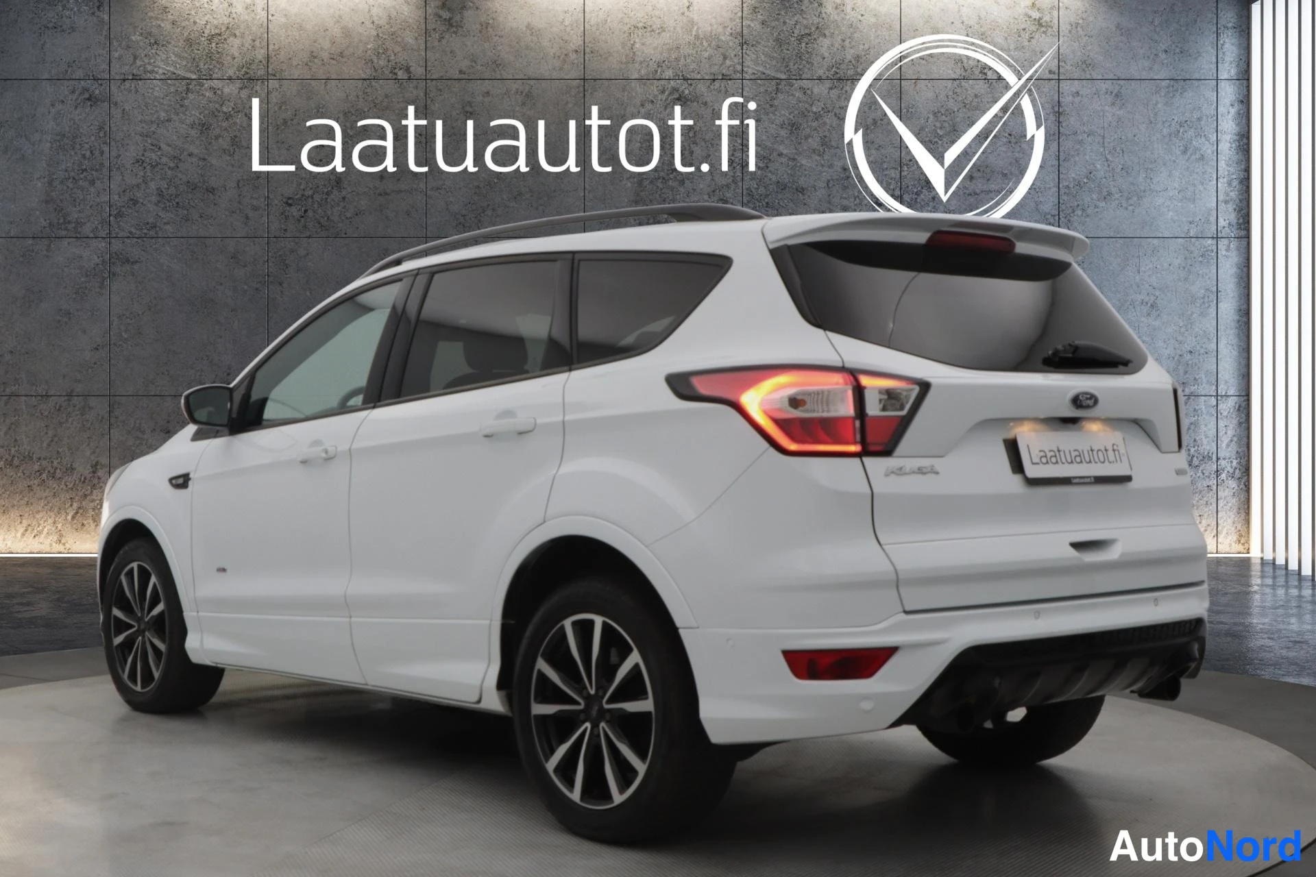 Valkoinen Ford Kuga 2018, takaviisto, kuva 7