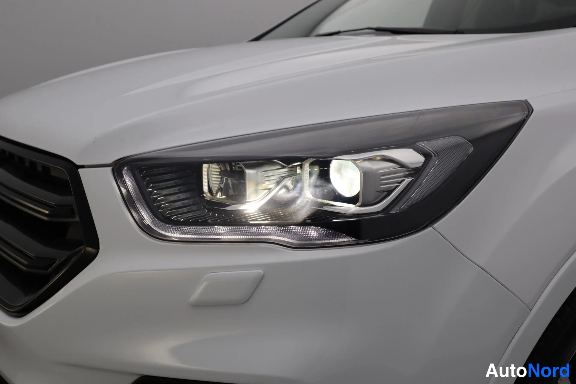 Valkoinen Ford Kuga 2018, edestä, kuva 4
