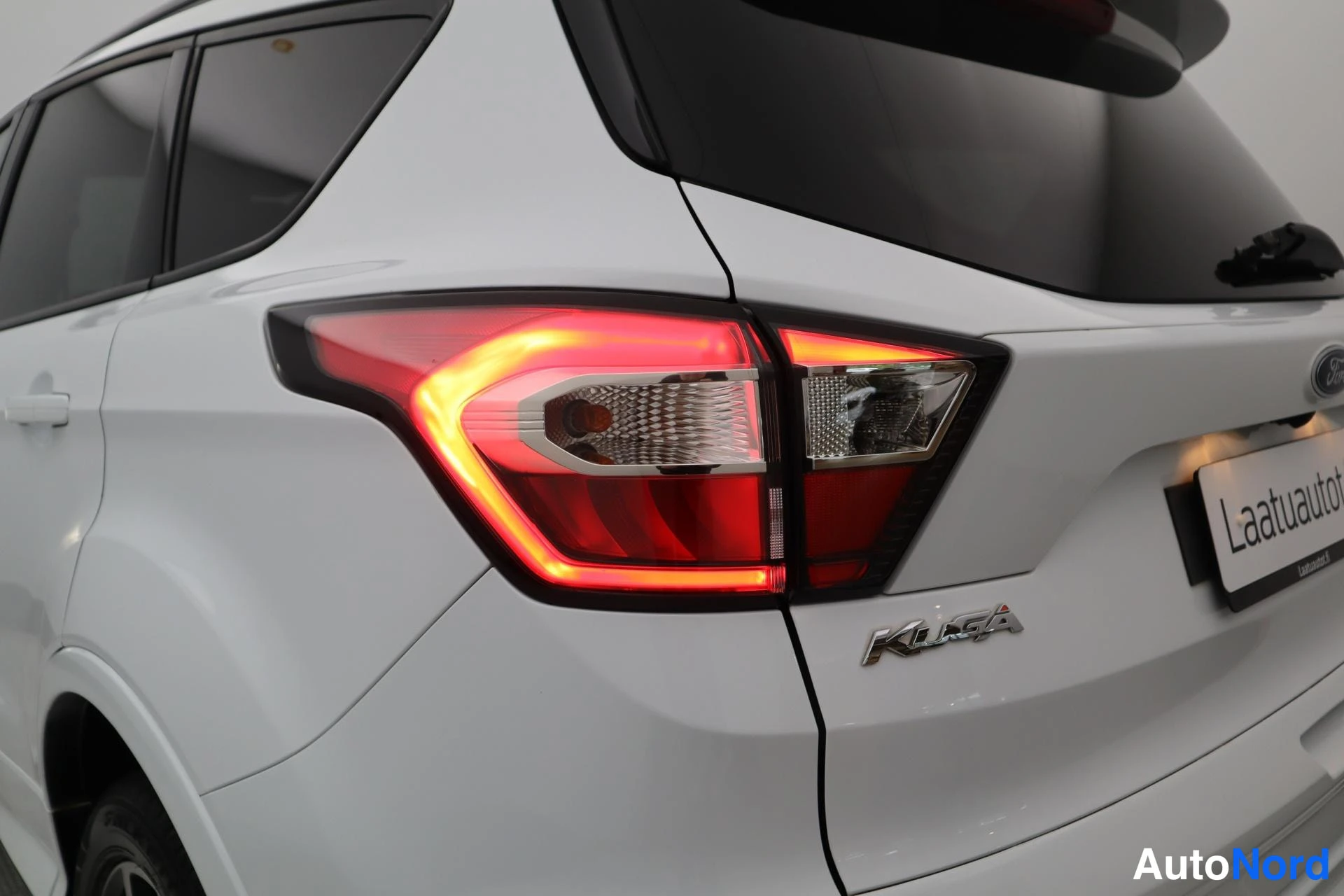 Valkoinen Ford Kuga 2018, takaviisto, kuva 9