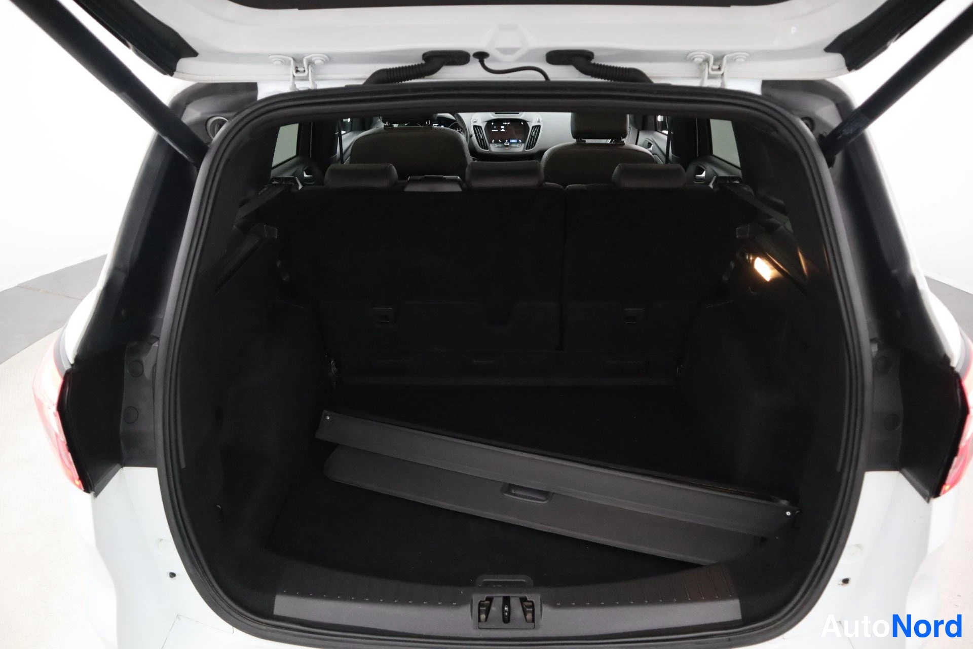 Valkoinen Ford Kuga 2018, takaa, kuva 11