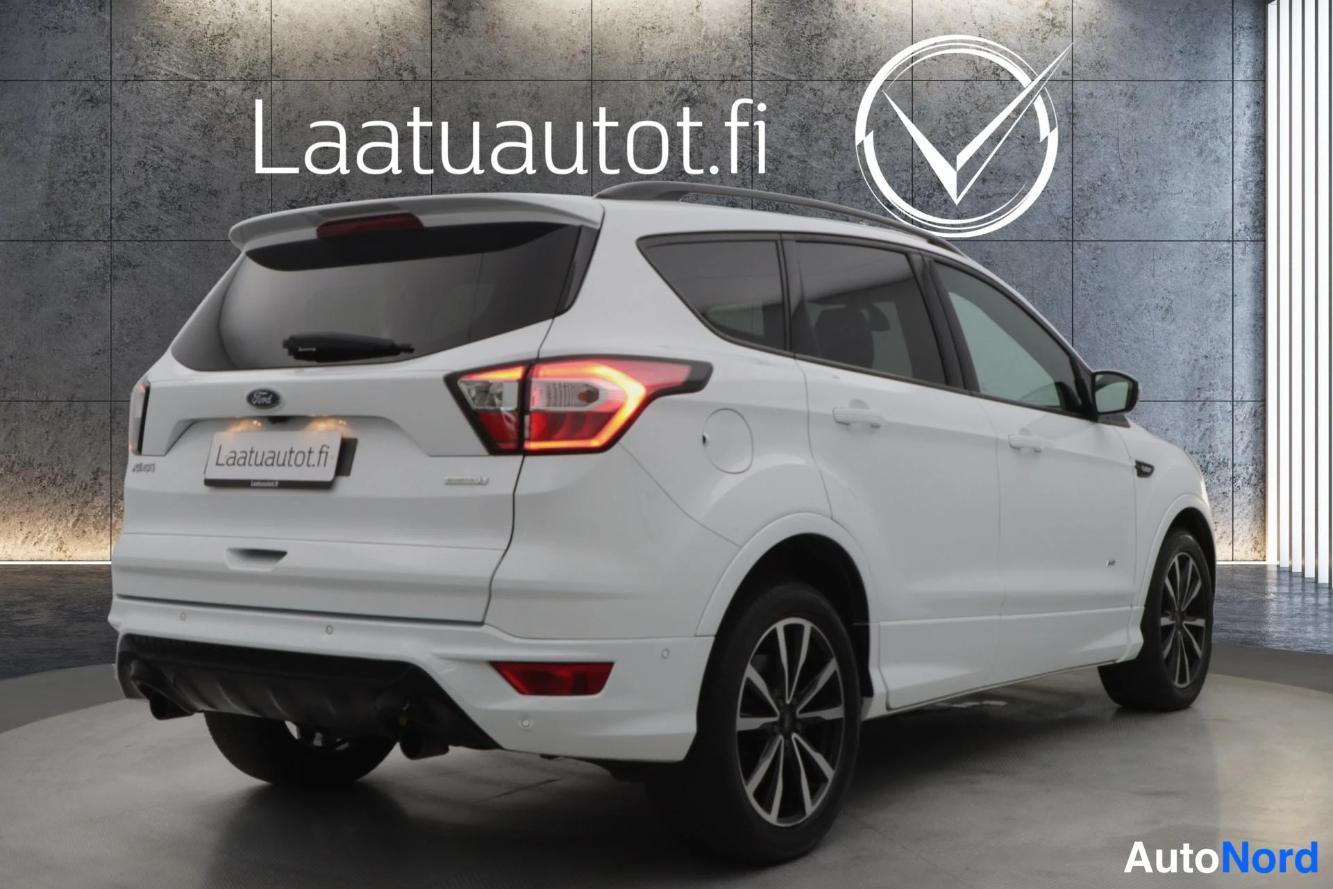 Valkoinen Ford Kuga 2018, takaviisto, kuva 8
