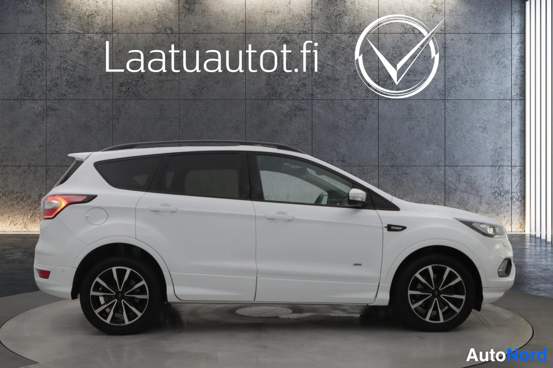 Valkoinen Ford Kuga 2018, sivulta, kuva 5