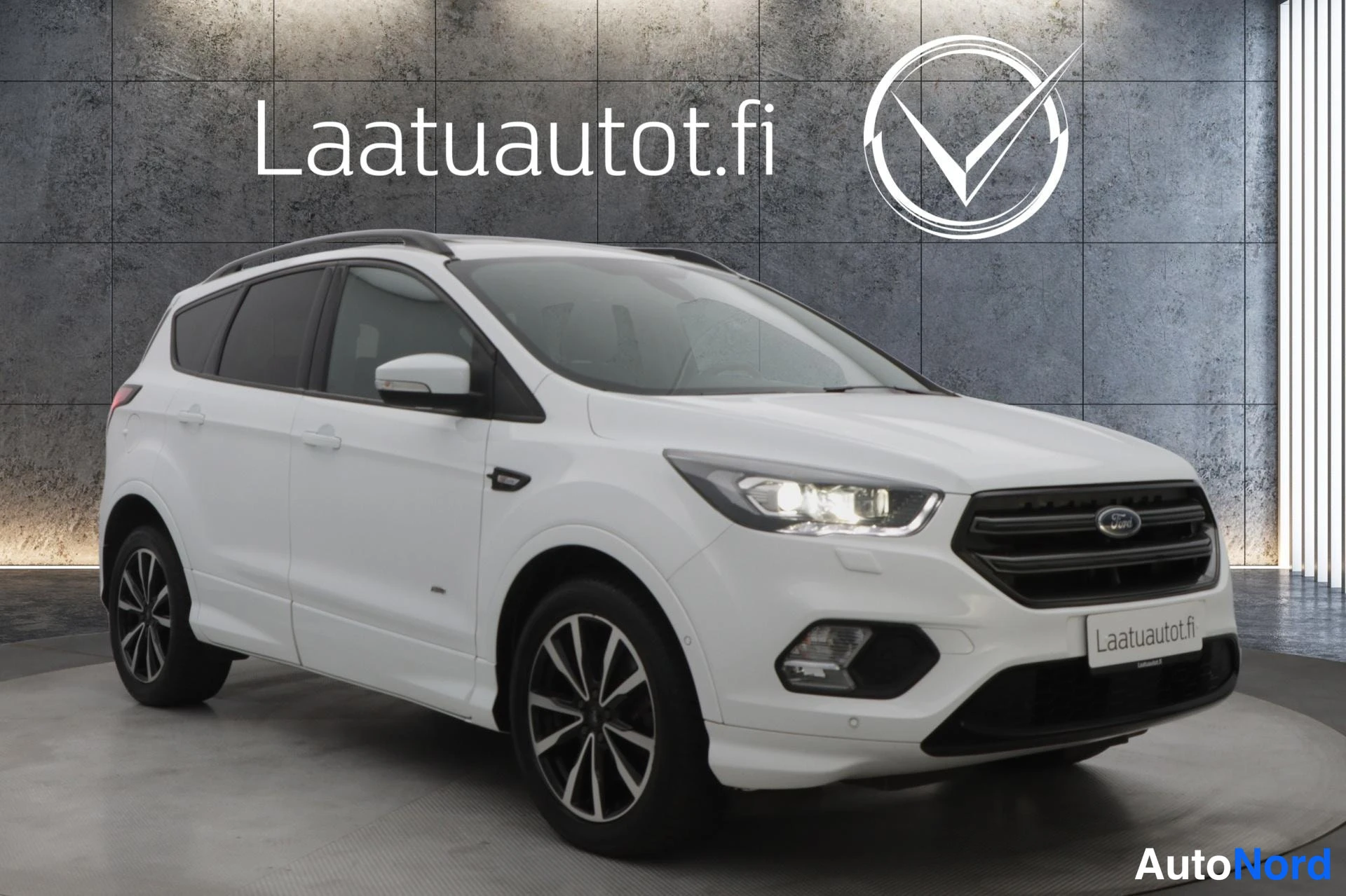 Valkoinen Ford Kuga 2018, etuviisto, keula oikealle, kuva 3