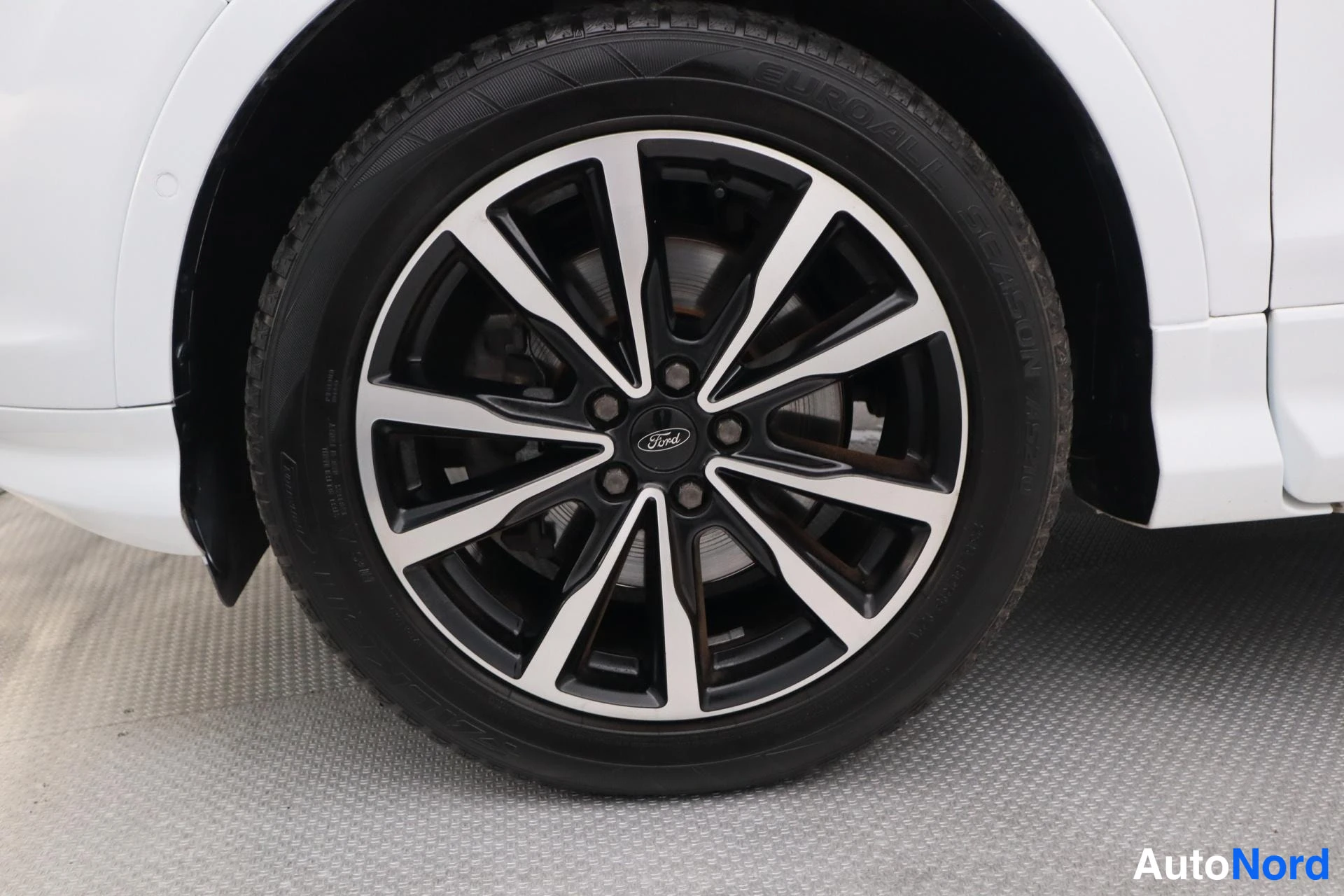 Valkoinen Ford Kuga 2018, kuva 13