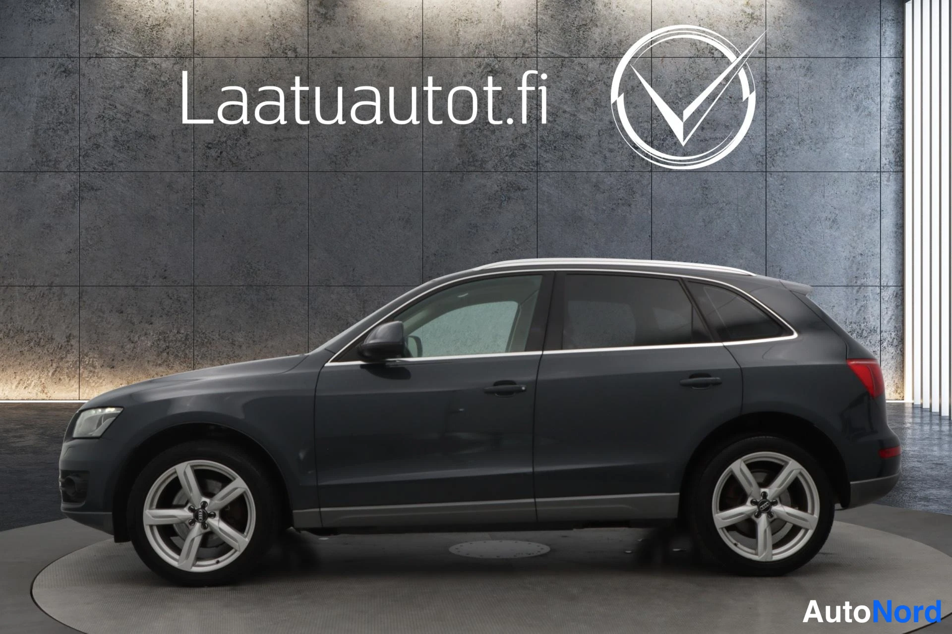 Grey Audi Q5 2009, front three-quarter, nose to the left, photo 2
