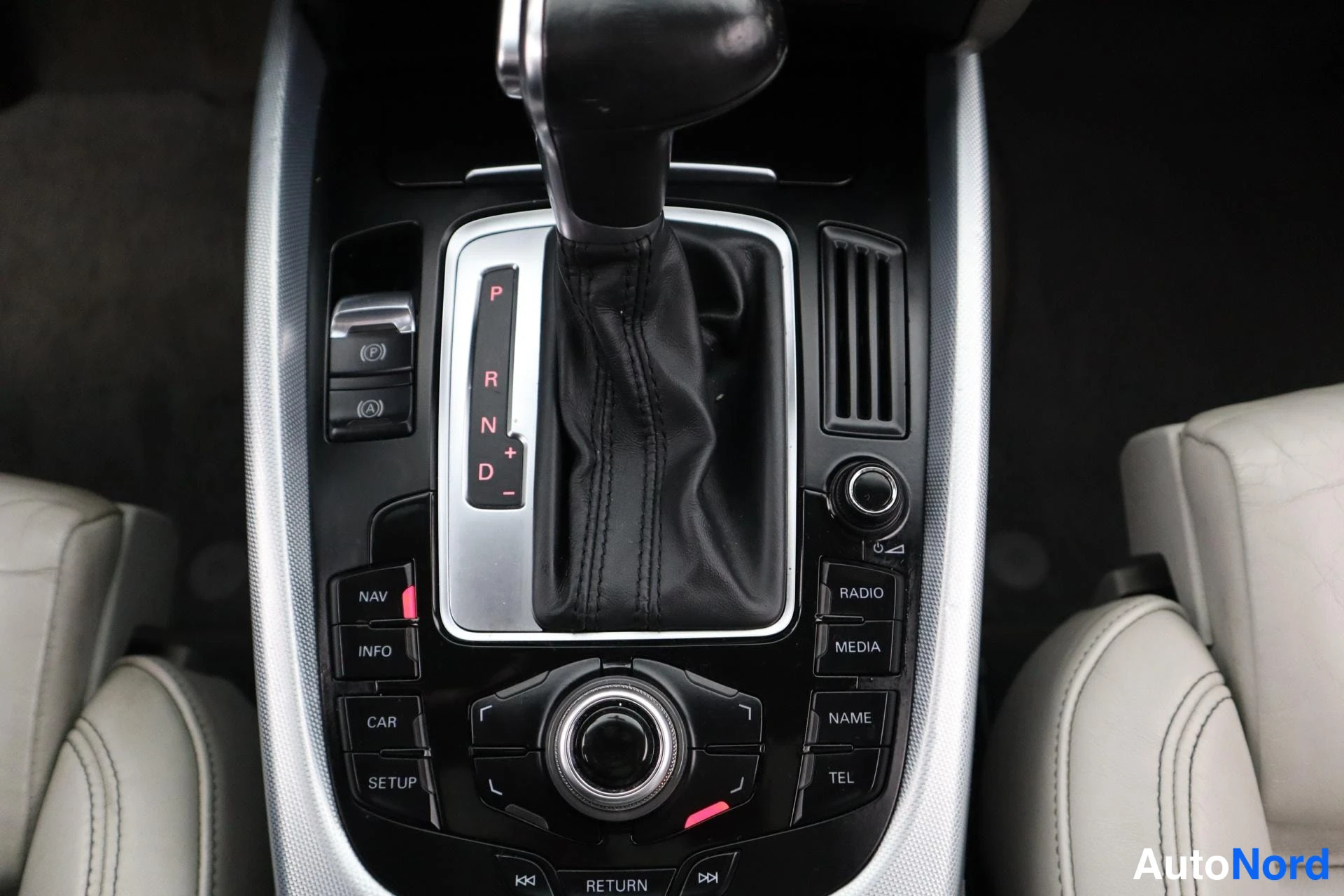 Grey Audi Q5 2009, photo 21