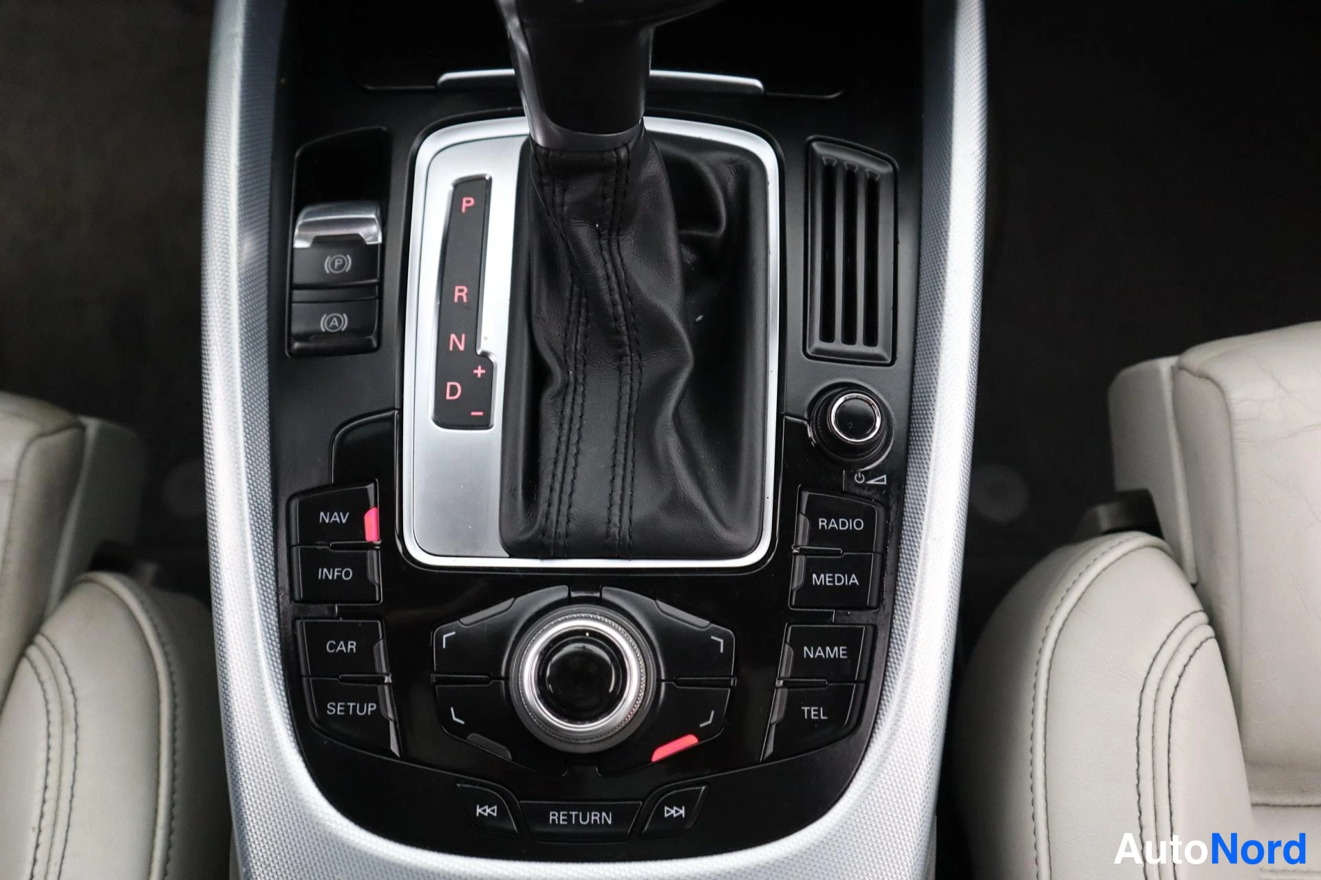 Grey Audi Q5 2009, photo 22