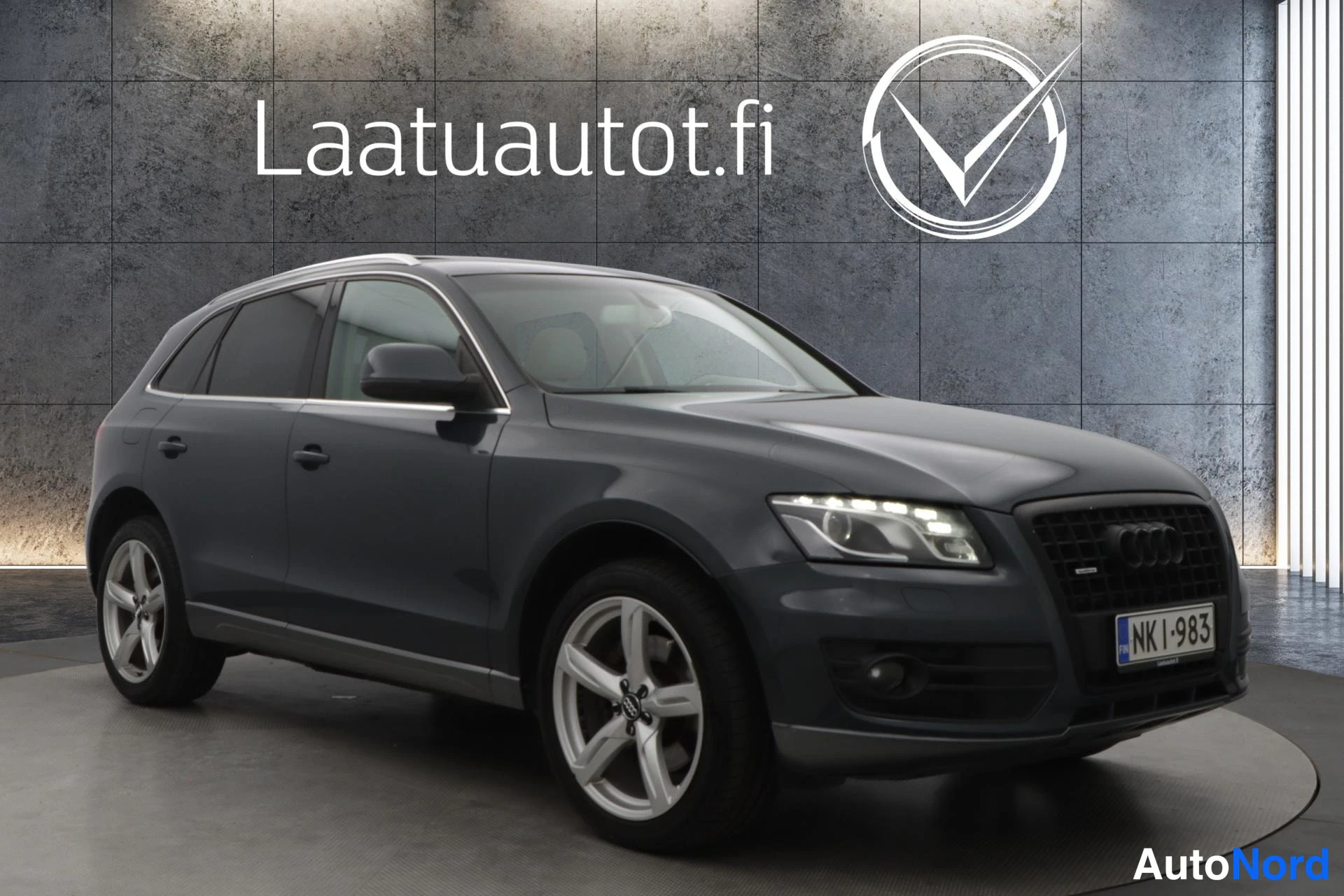 Grey Audi Q5 2009, front three-quarter, nose to the right, photo 3