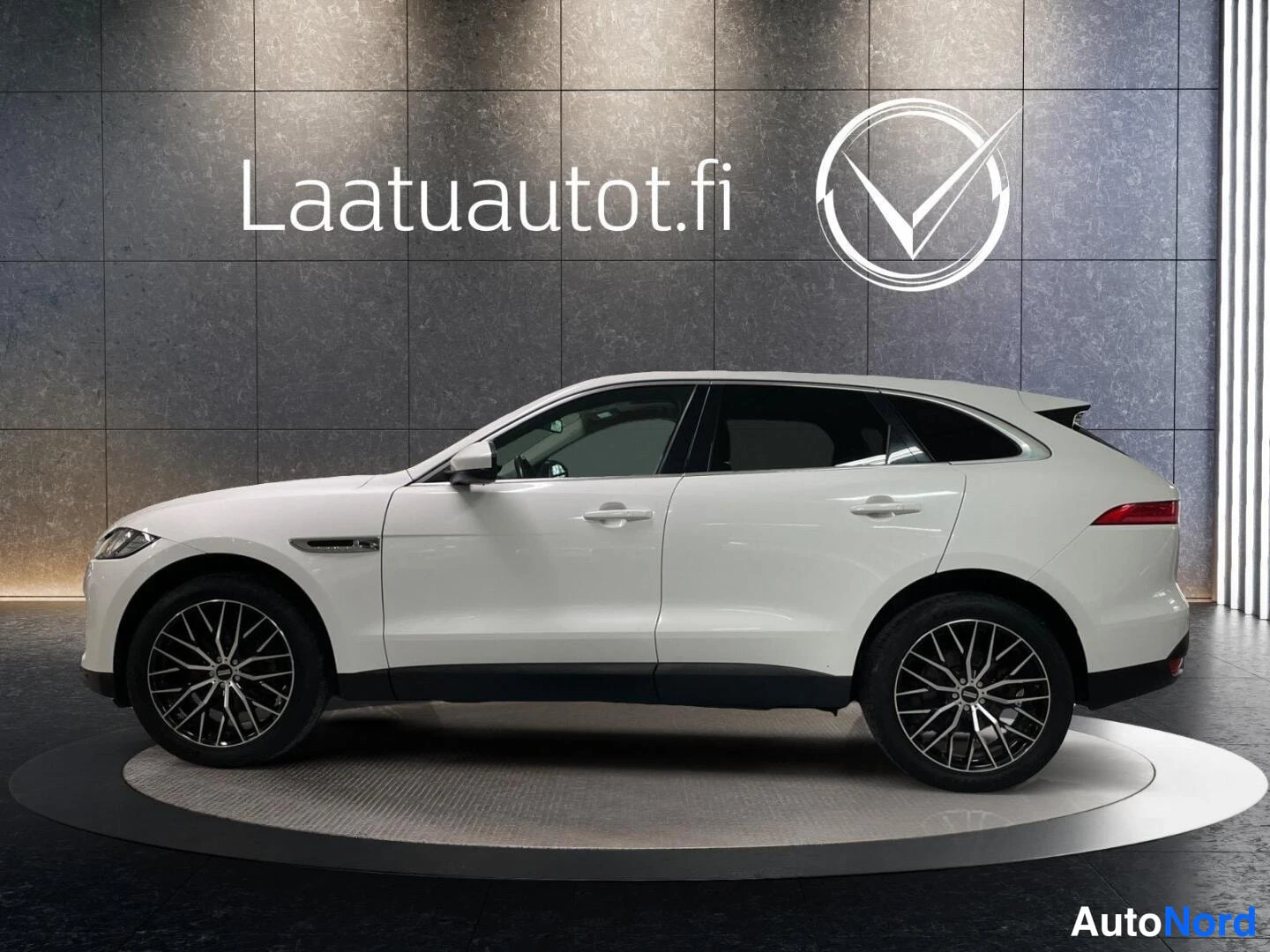 Valkoinen Jaguar F-Pace 2017, kuva 31
