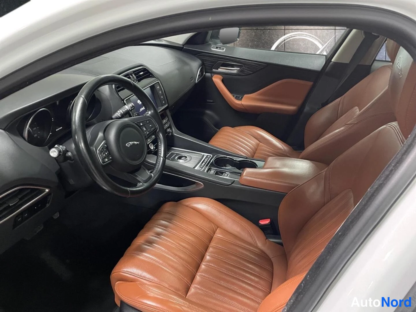 Valkoinen Jaguar F-Pace 2017, kuva 11