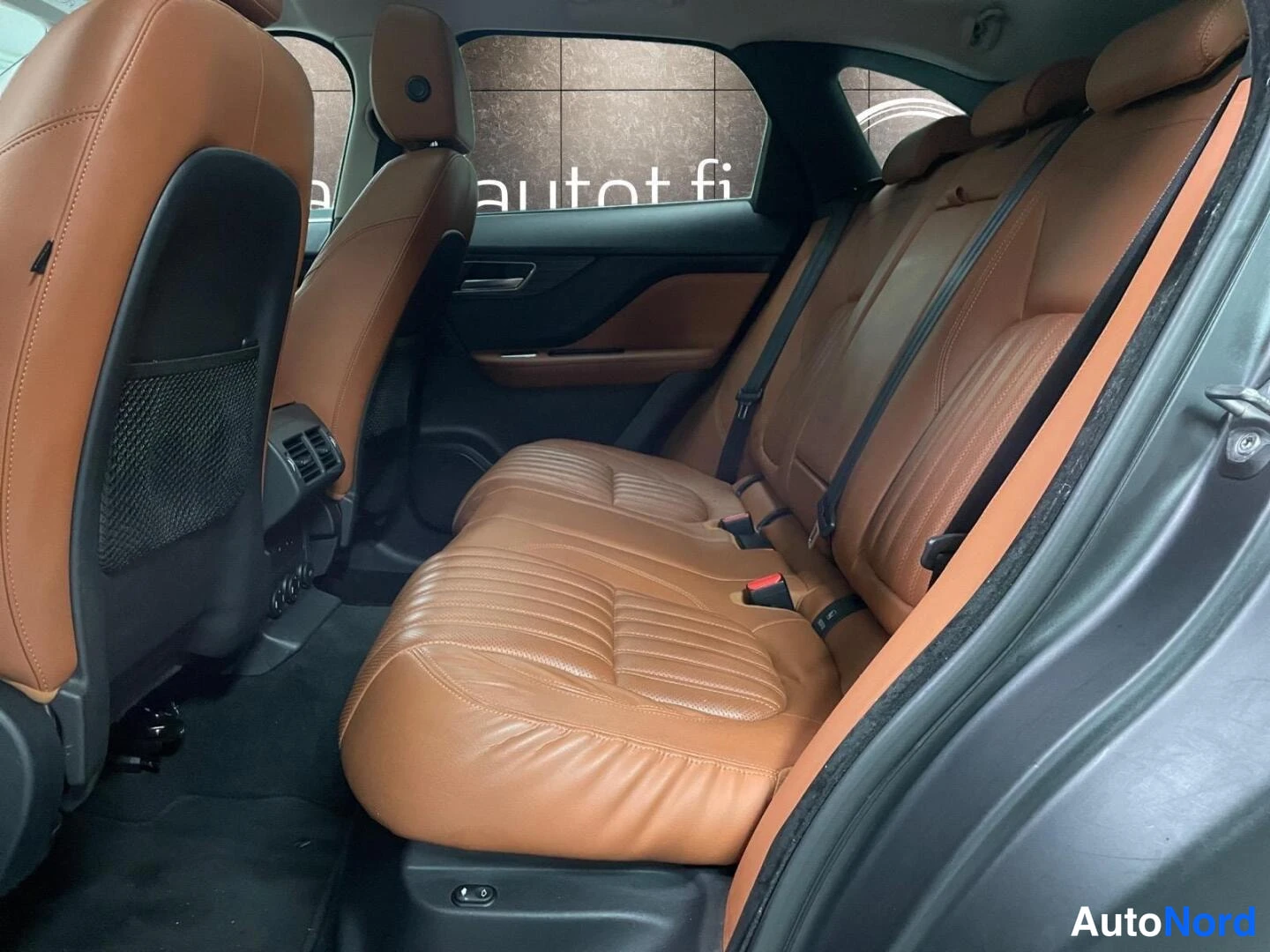 Valkoinen Jaguar F-Pace 2017, kuva 12