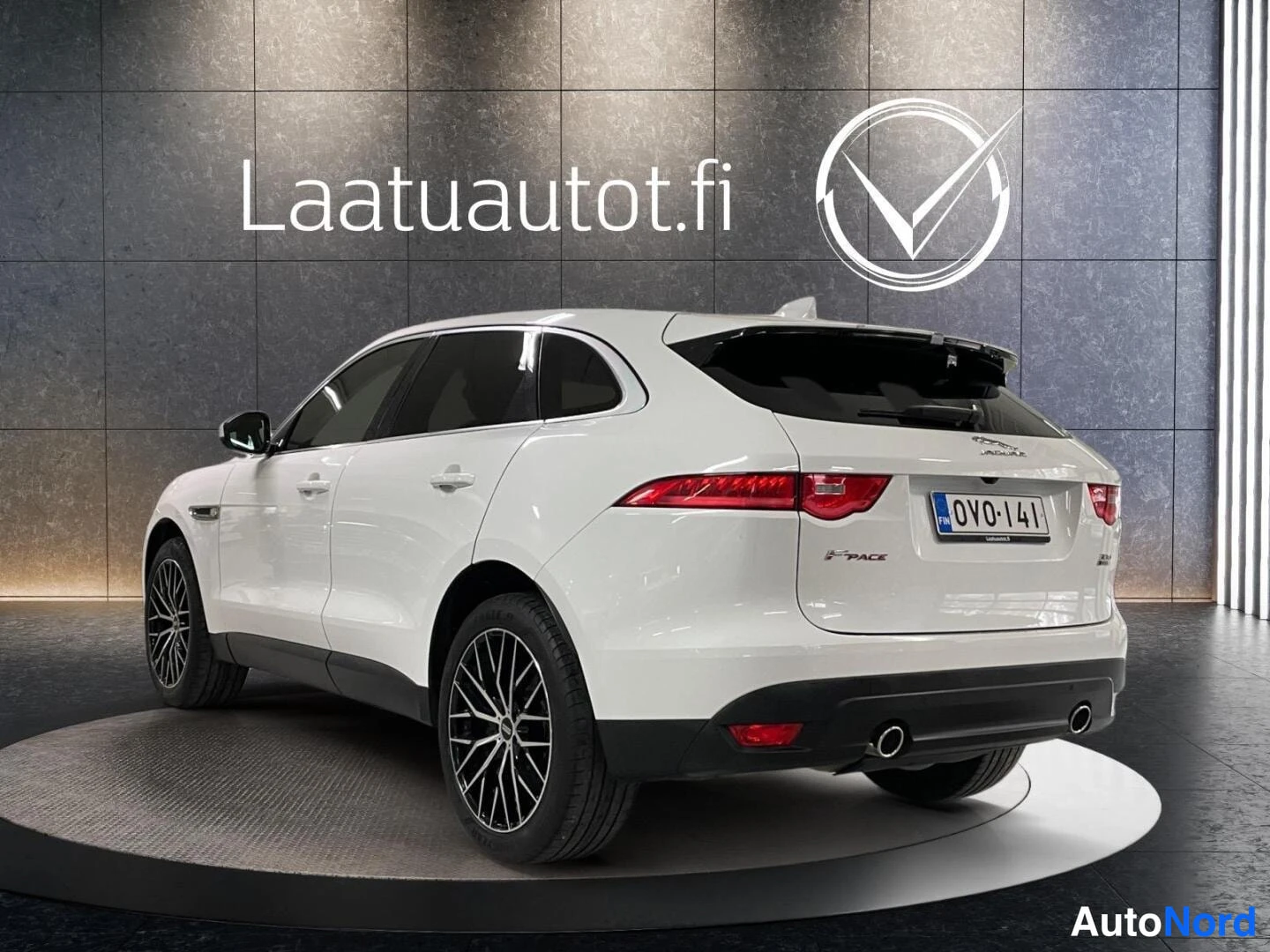 Valkoinen Jaguar F-Pace 2017, kuva 32