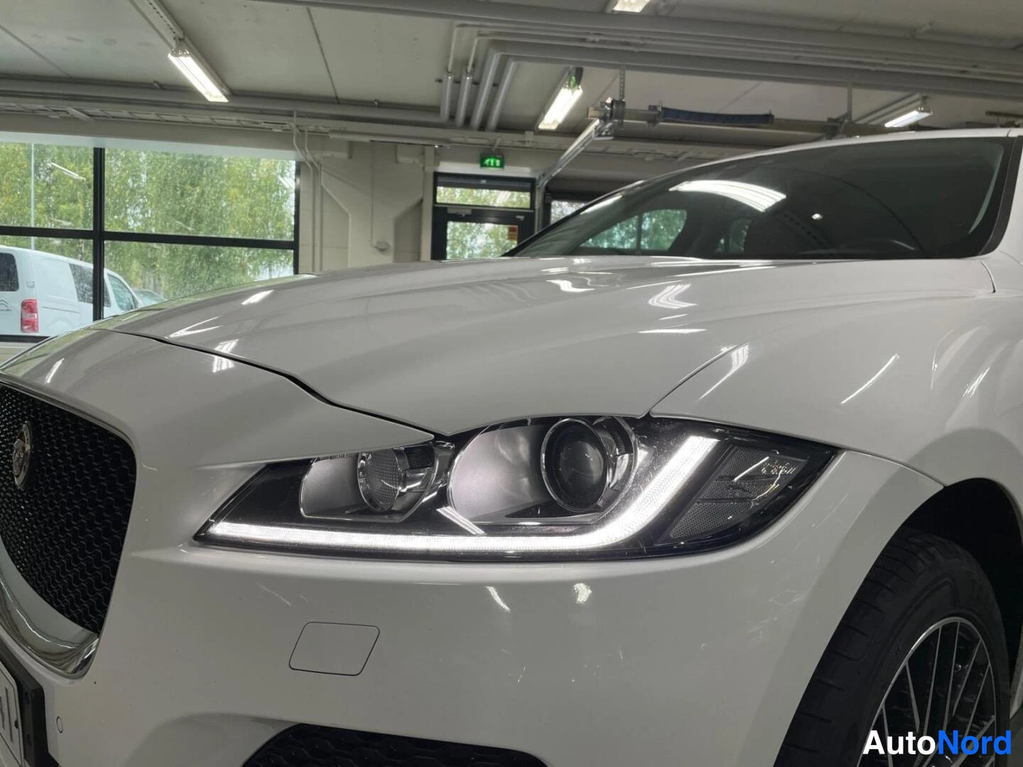 Valkoinen Jaguar F-Pace 2017, edestä, kuva 3