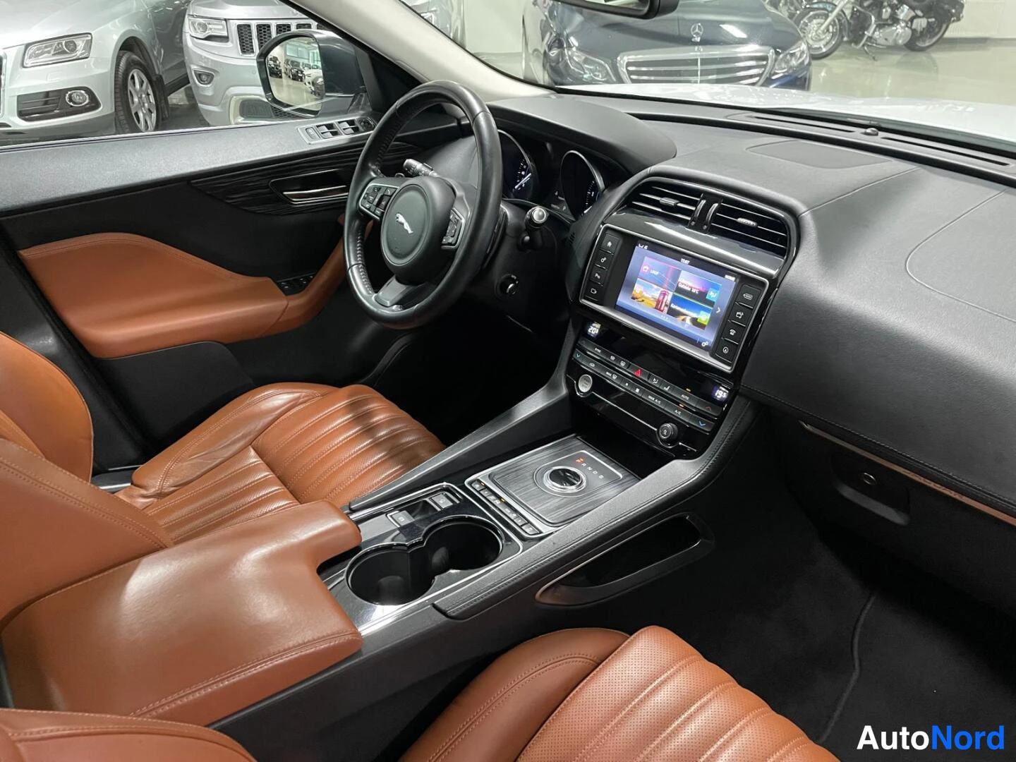 Valkoinen Jaguar F-Pace 2017, kuva 23