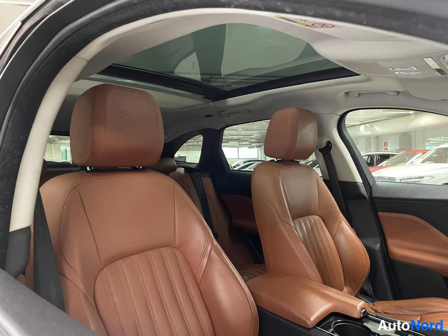 Valkoinen Jaguar F-Pace 2017, kuva 25
