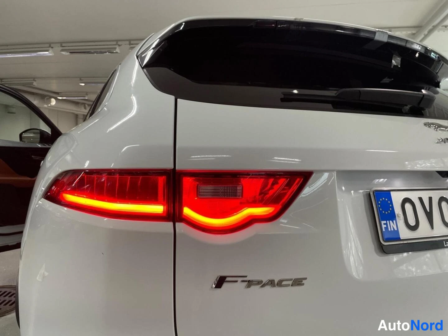 Valkoinen Jaguar F-Pace 2017, takaa, kuva 6