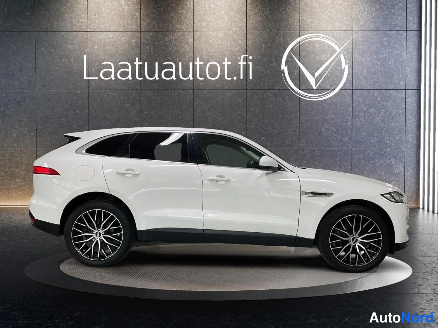 Valkoinen Jaguar F-Pace 2017, sivulta, kuva 4