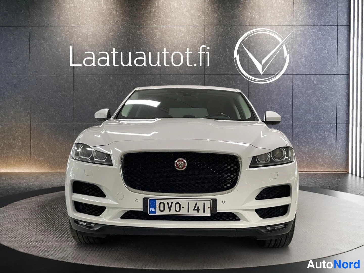 Valkoinen Jaguar F-Pace 2017, edestä, kuva 2