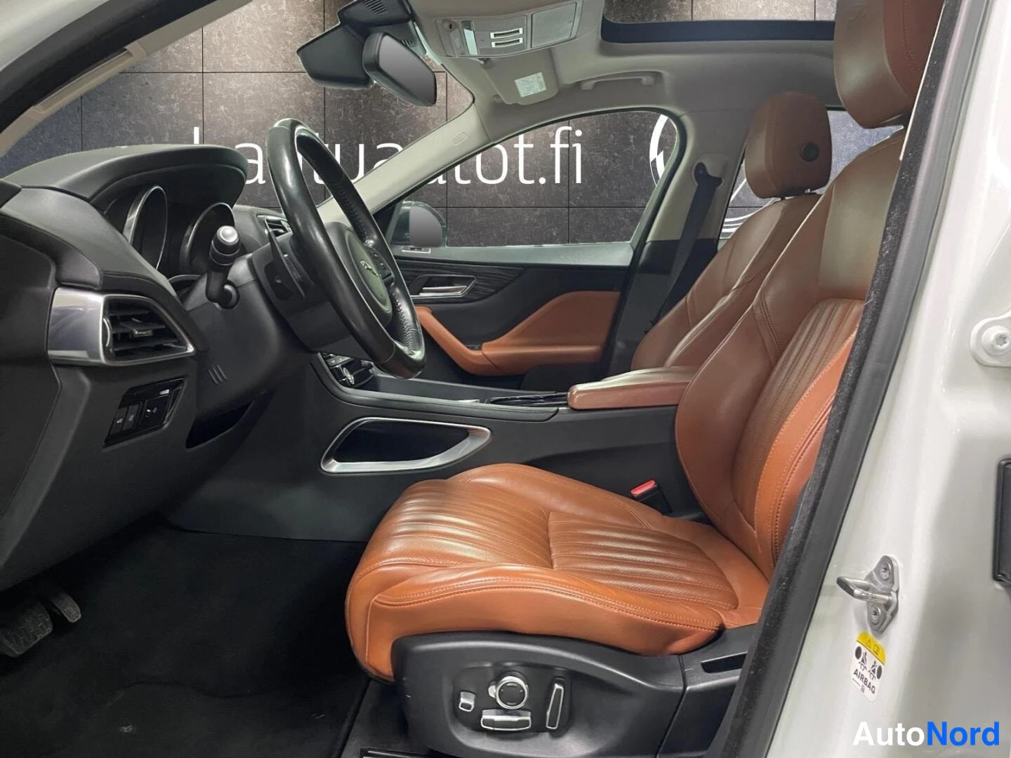 Valkoinen Jaguar F-Pace 2017, kuva 8