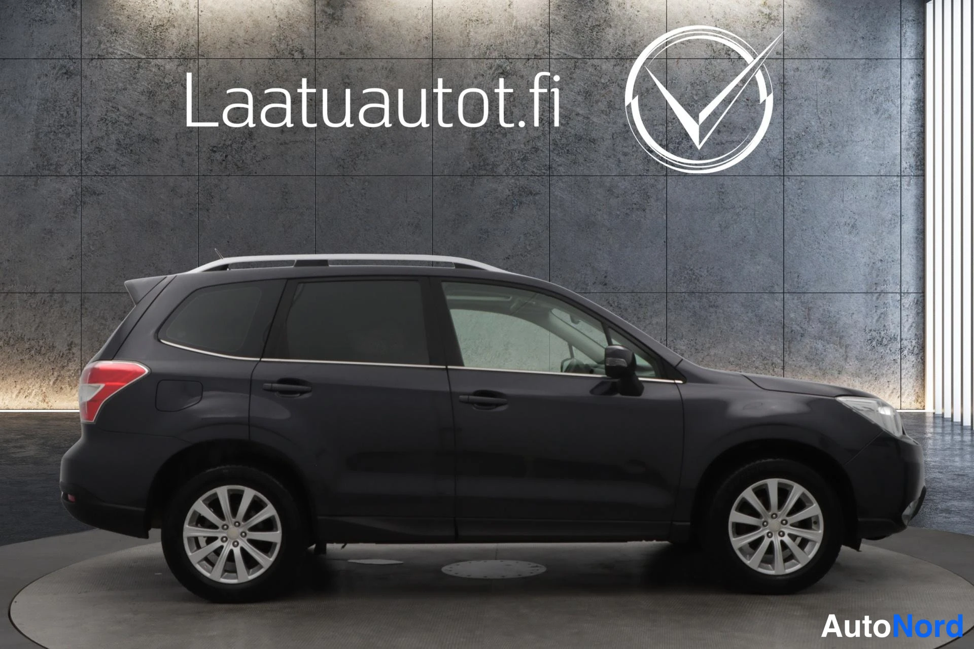 Harmaa Subaru Forester 2014, etuviisto, keula oikealle, kuva 2