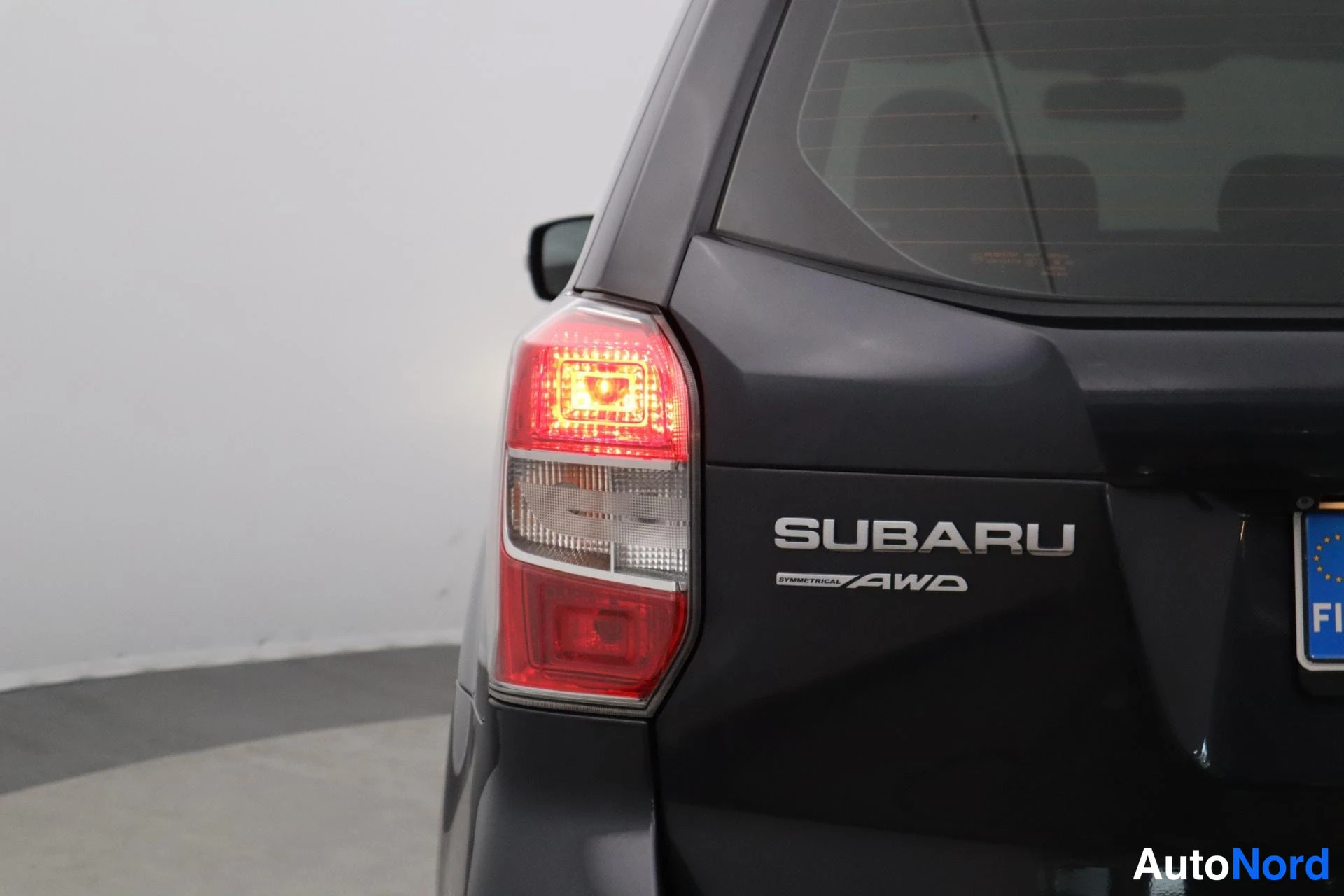 Harmaa Subaru Forester 2014, takaa, kuva 3