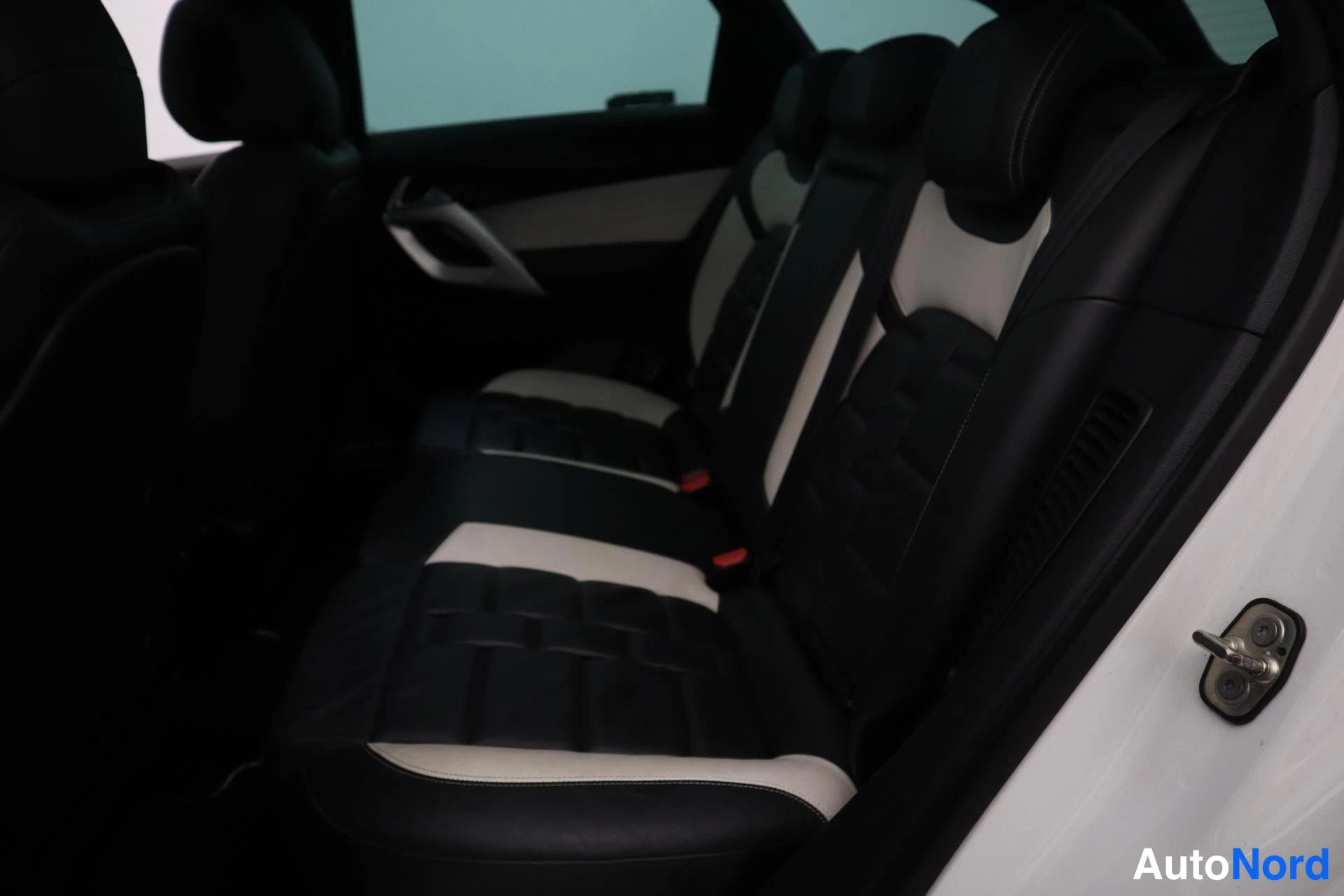 Valkoinen Citroen DS5 2012, kuva 25