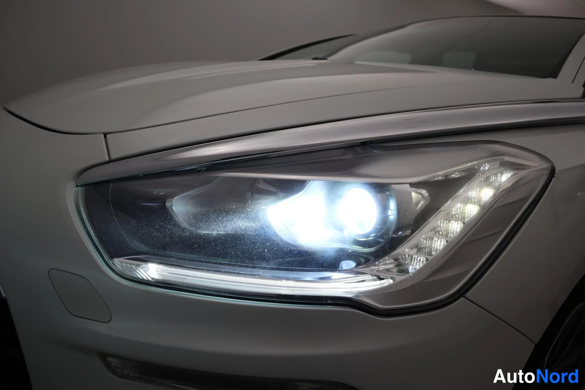 Valkoinen Citroen DS5 2012, edestä, kuva 3