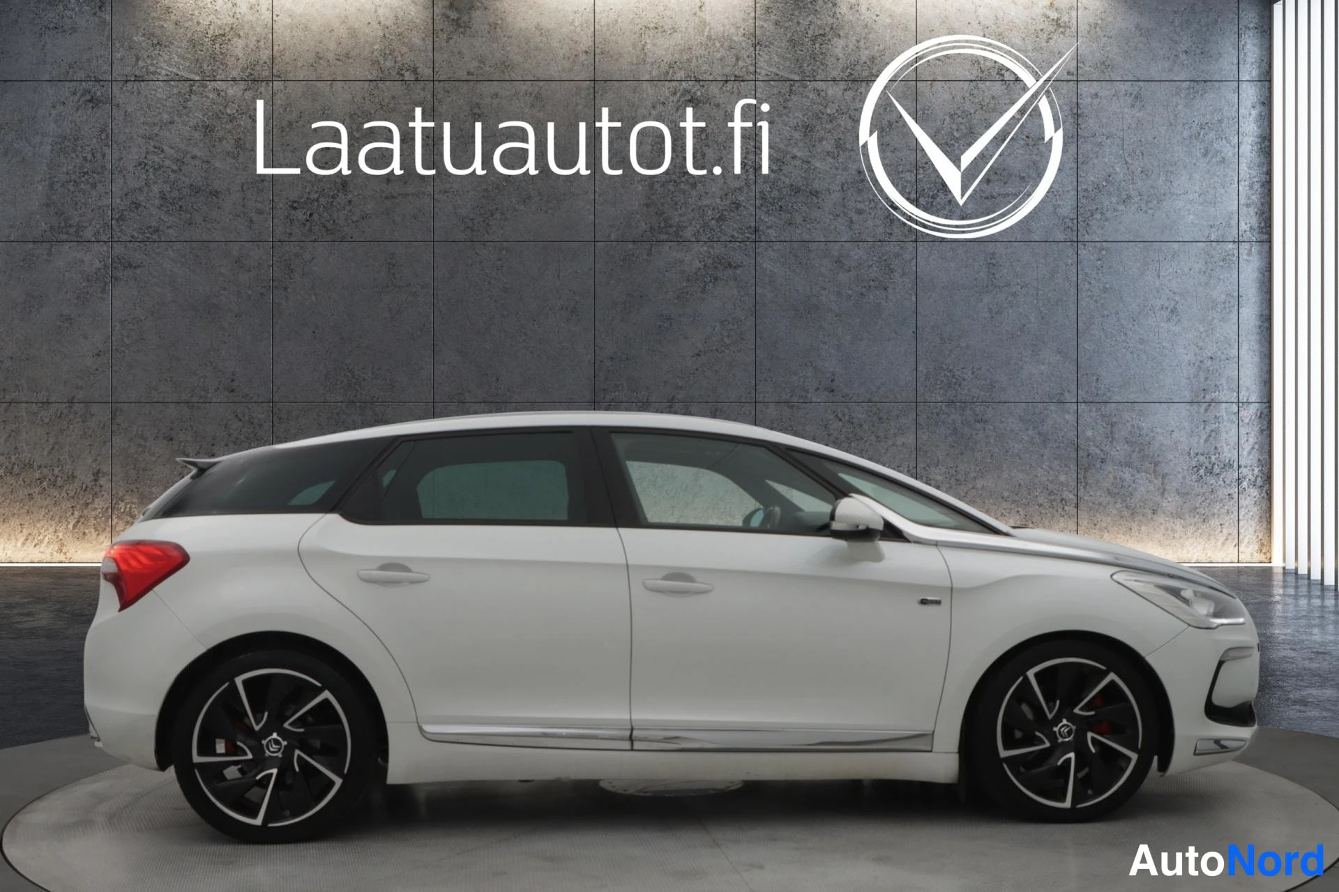 Valkoinen Citroen DS5 2012, sivulta, kuva 4