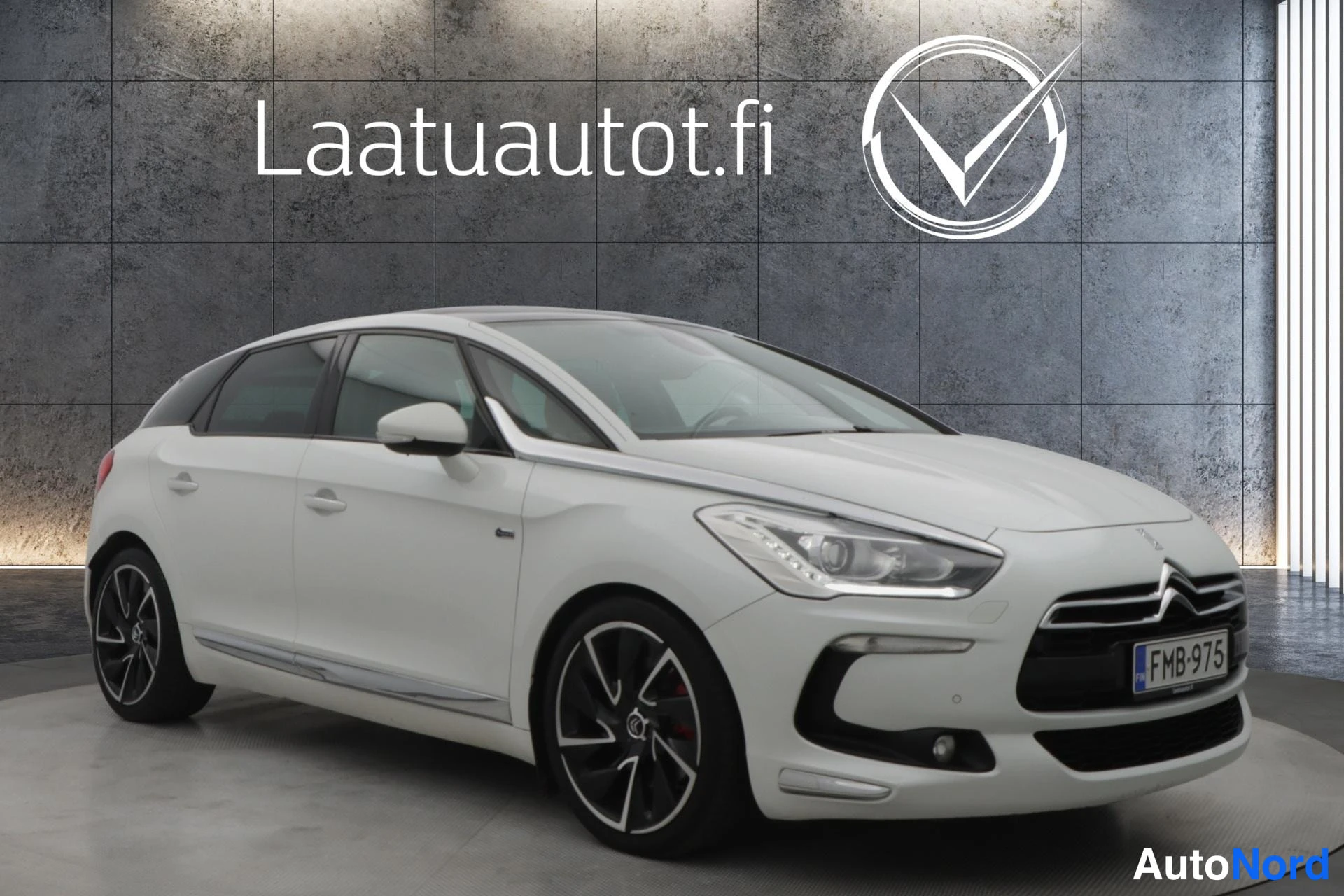 Valkoinen Citroen DS5 2012, etuviisto, keula oikealle, kuva 2
