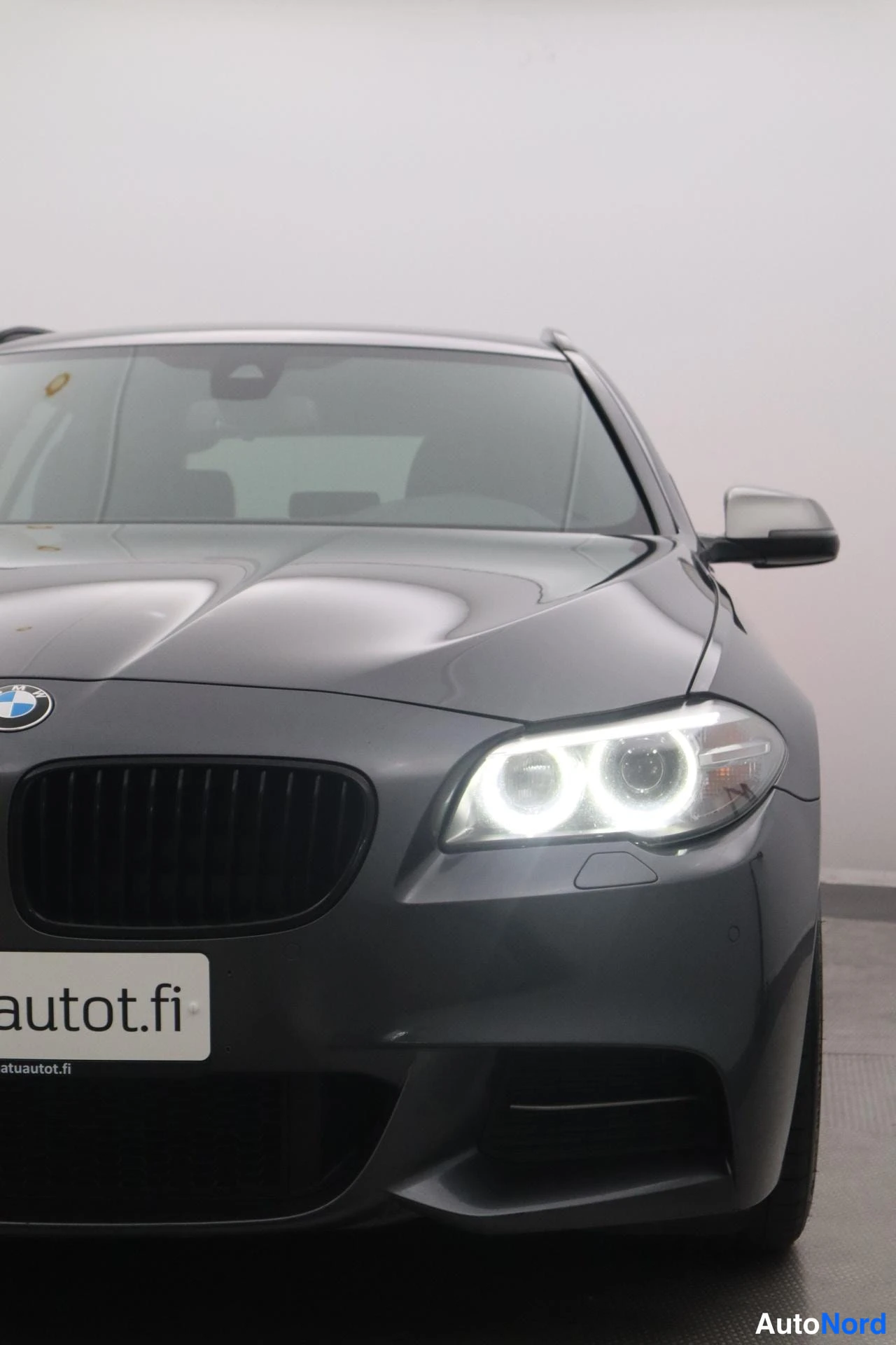 Harmaa BMW M550d xDrive 2015, edestä, kuva 3