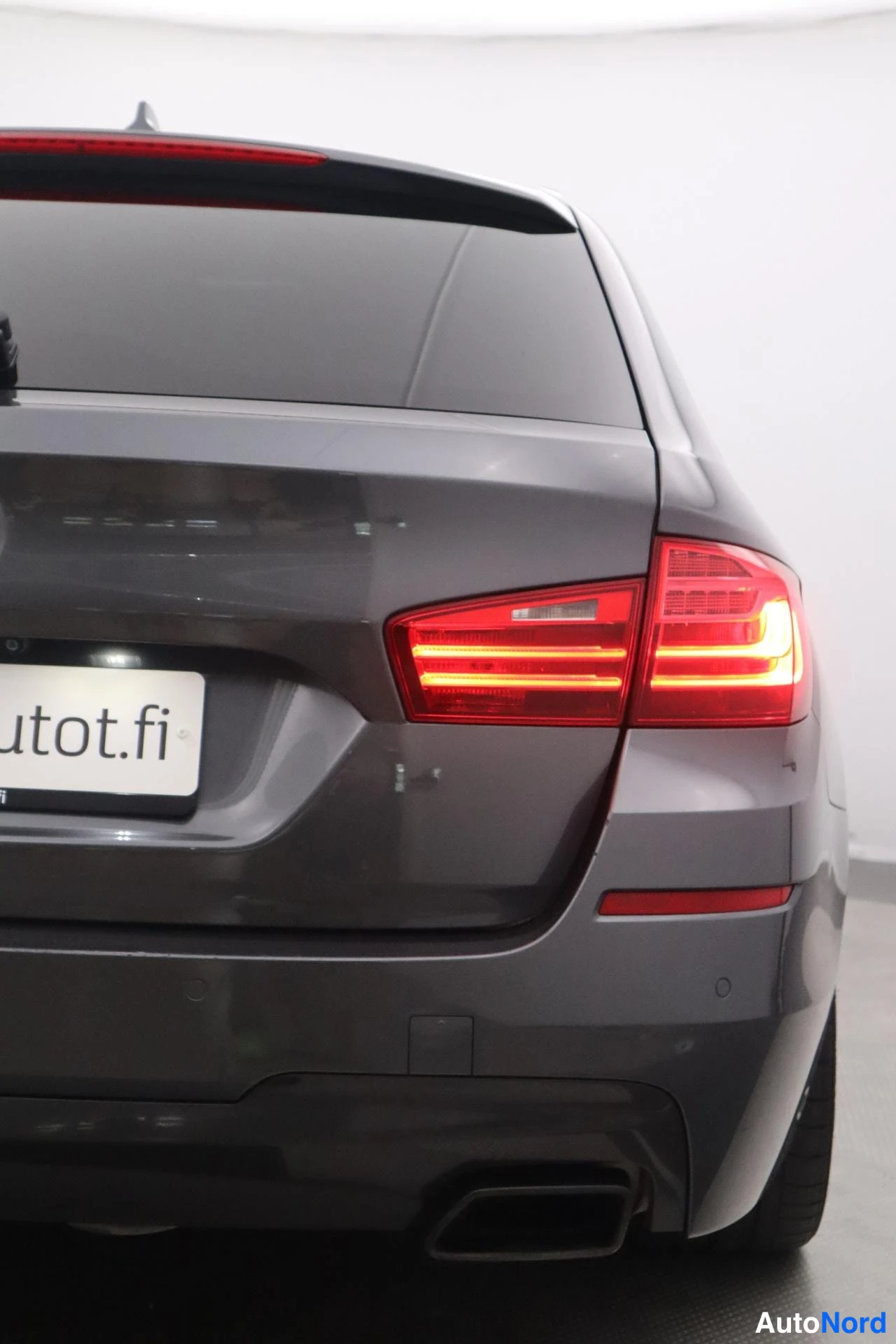 Harmaa BMW M550d xDrive 2015, takaa, kuva 8