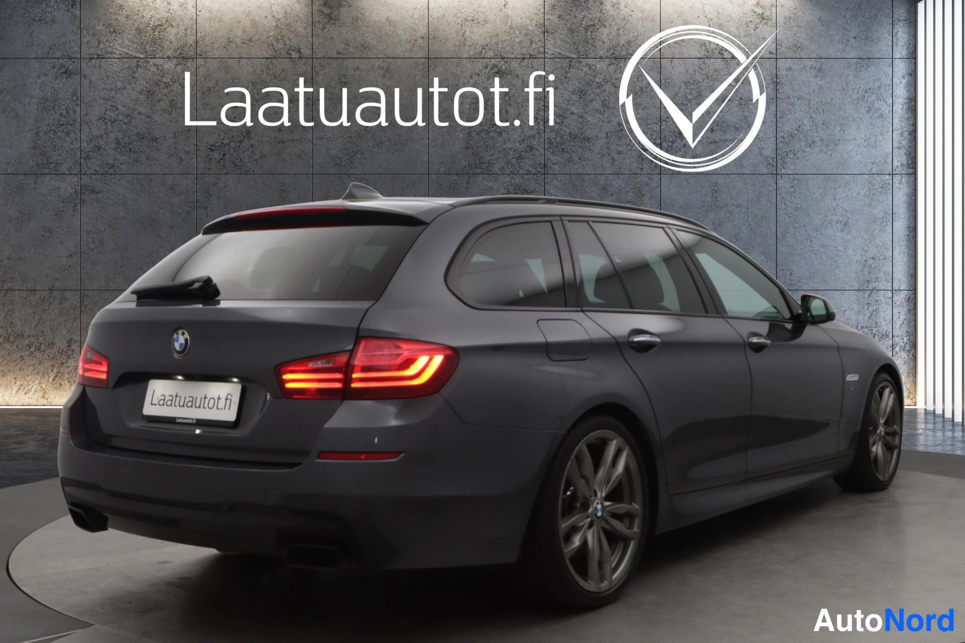 Harmaa BMW M550d xDrive 2015, takaviisto, kuva 6