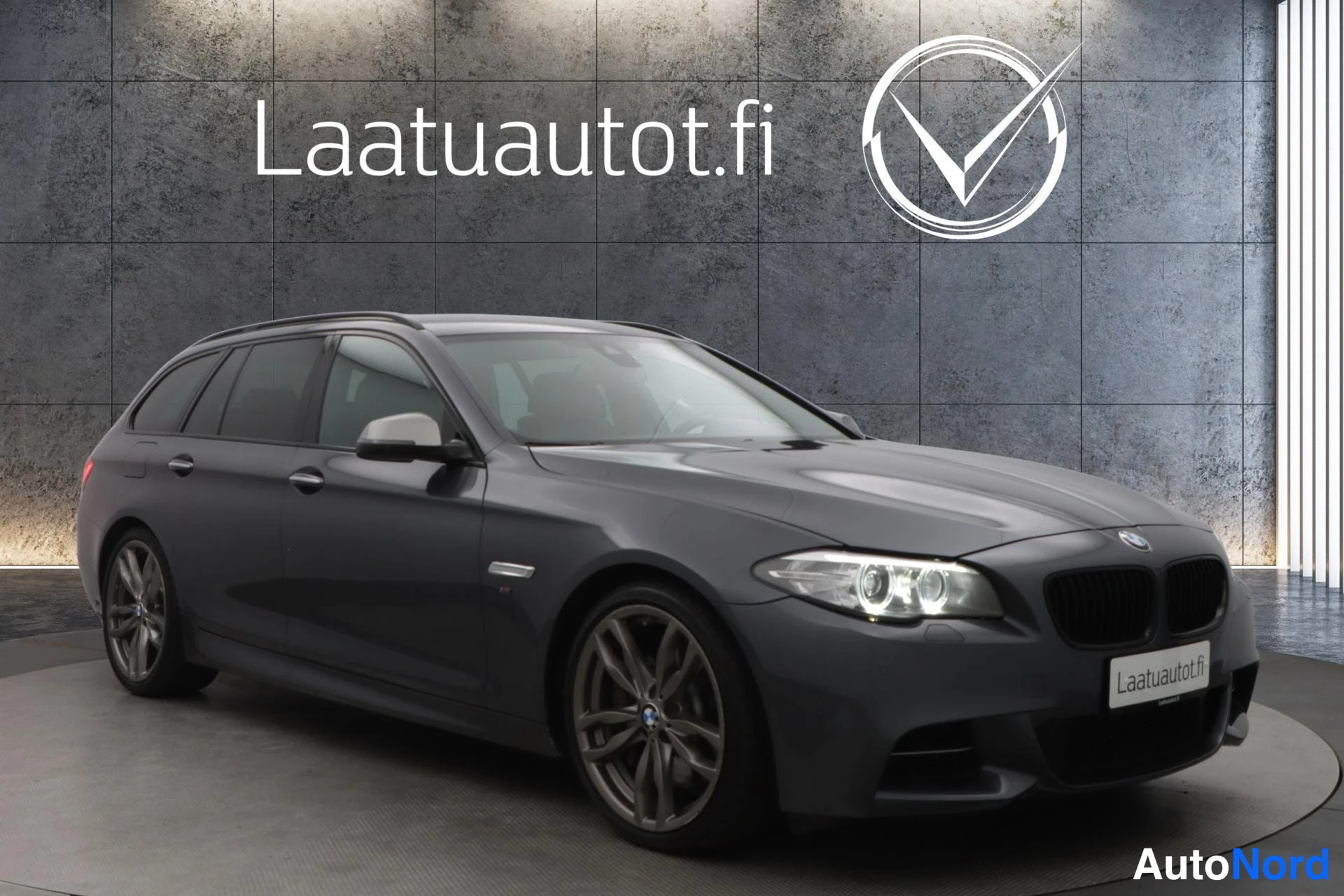 Harmaa BMW M550d xDrive 2015, etuviisto, keula oikealle, kuva 2